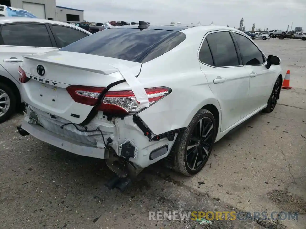 4 Photograph of a damaged car 4T1K61AK0LU385744 TOYOTA CAMRY 2020