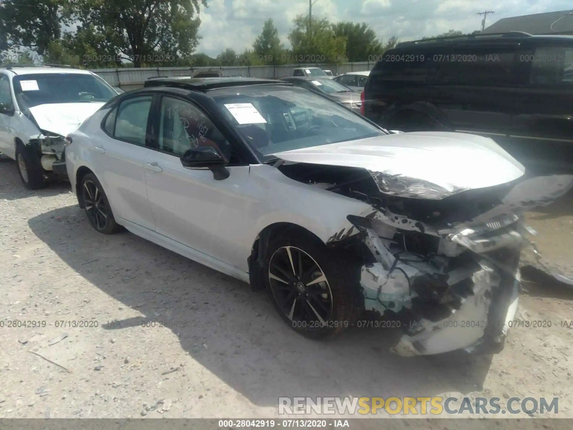 1 Photograph of a damaged car 4T1K61AK1LU306582 TOYOTA CAMRY 2020