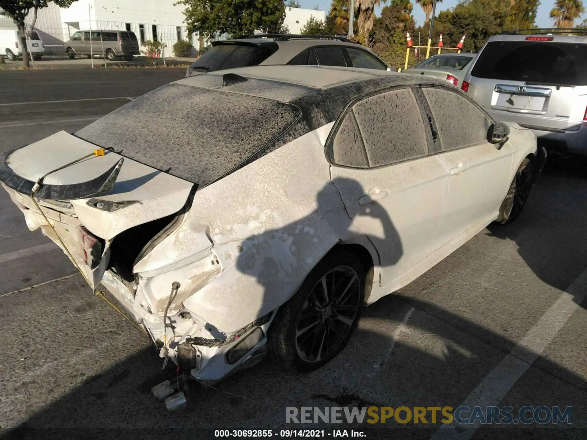 4 Photograph of a damaged car 4T1K61AK1LU400302 TOYOTA CAMRY 2020