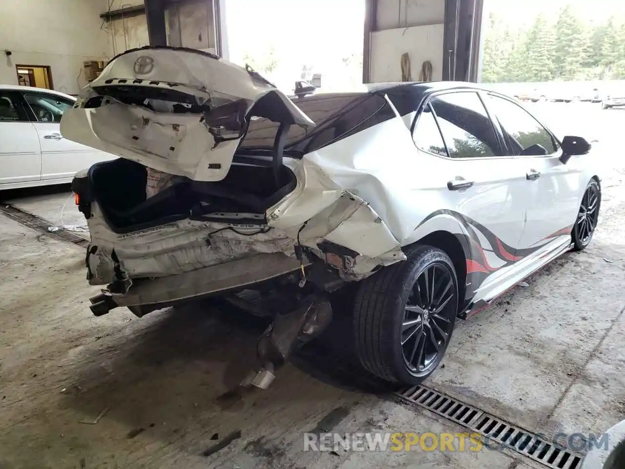 4 Photograph of a damaged car 4T1K61AK2LU358643 TOYOTA CAMRY 2020