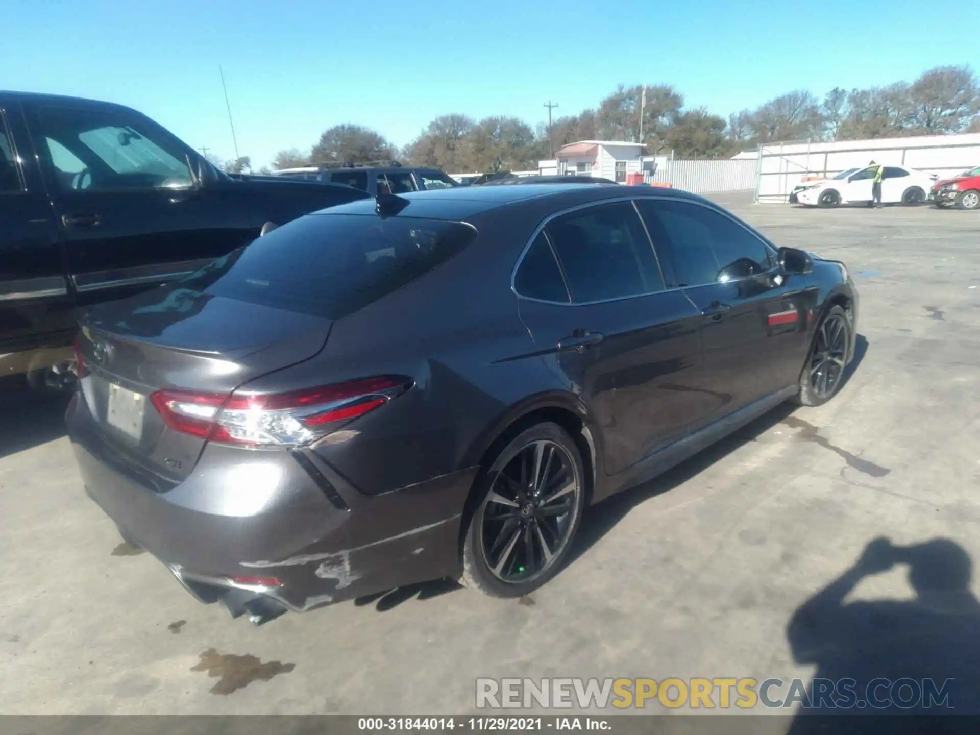 4 Photograph of a damaged car 4T1K61AK3LU374351 TOYOTA CAMRY 2020