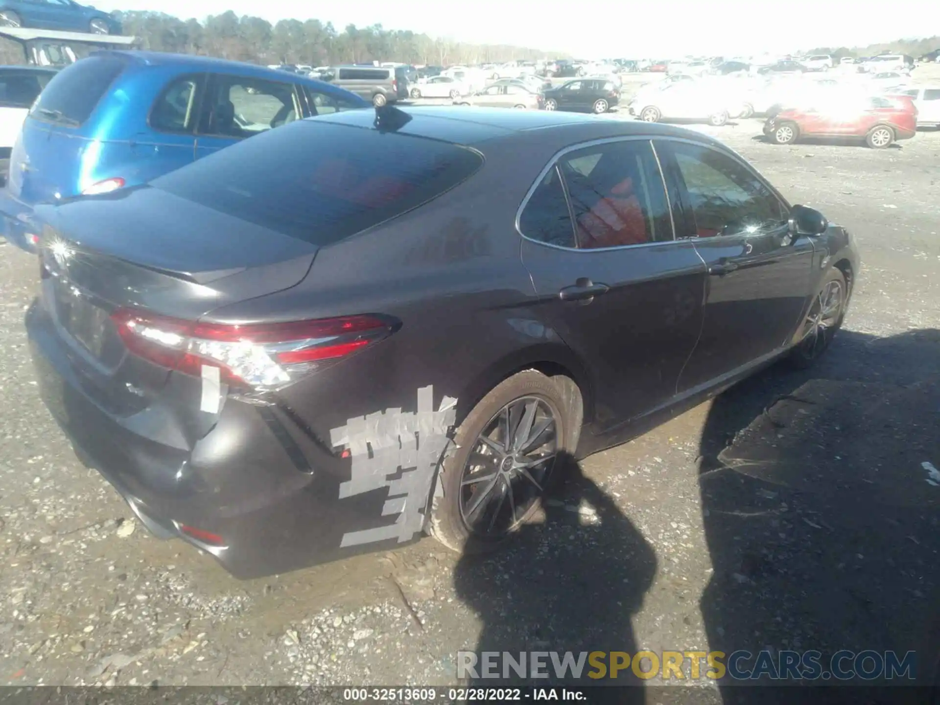 4 Photograph of a damaged car 4T1K61AK3LU505438 TOYOTA CAMRY 2020