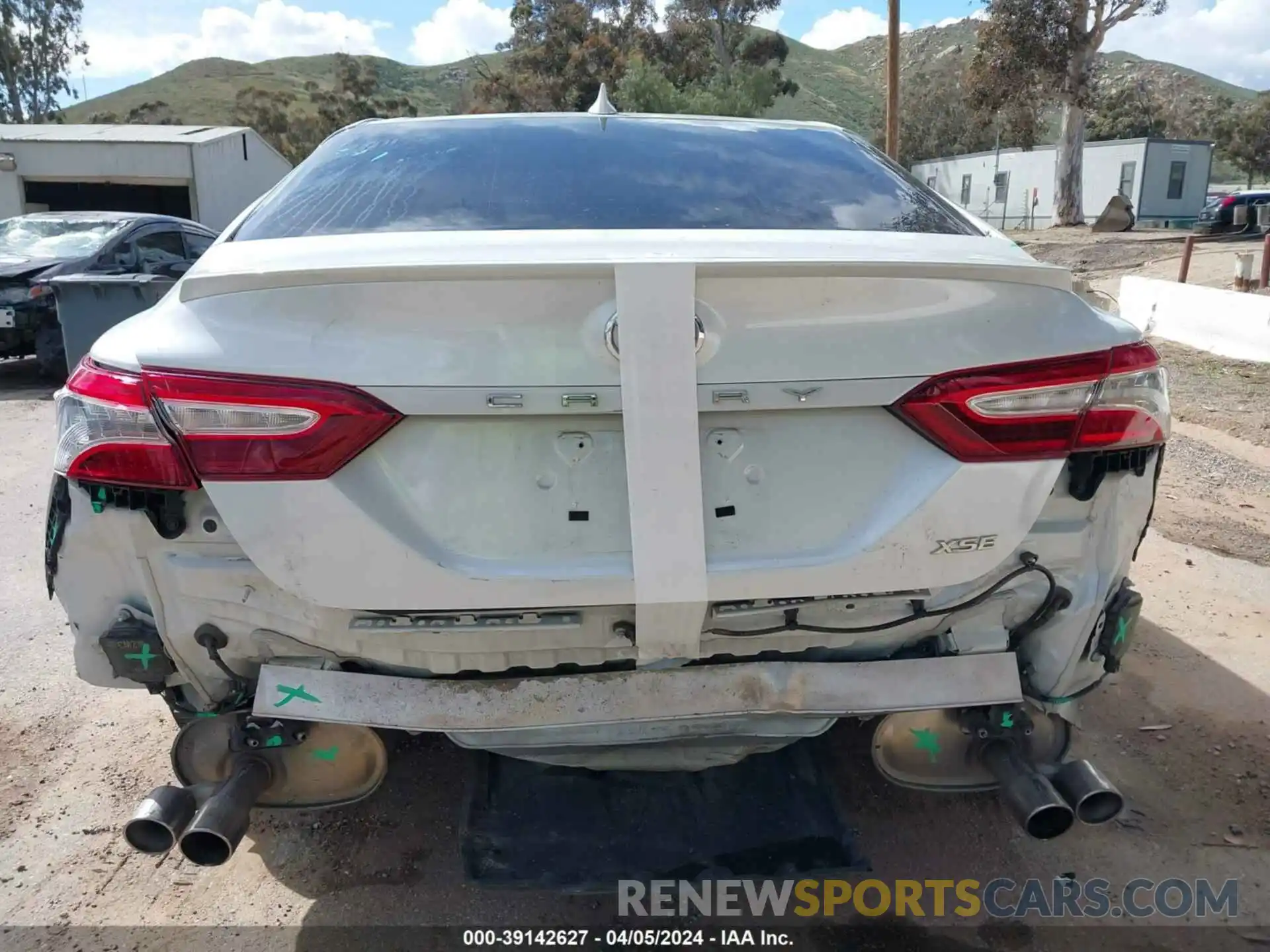 17 Photograph of a damaged car 4T1K61AK3LU886417 TOYOTA CAMRY 2020