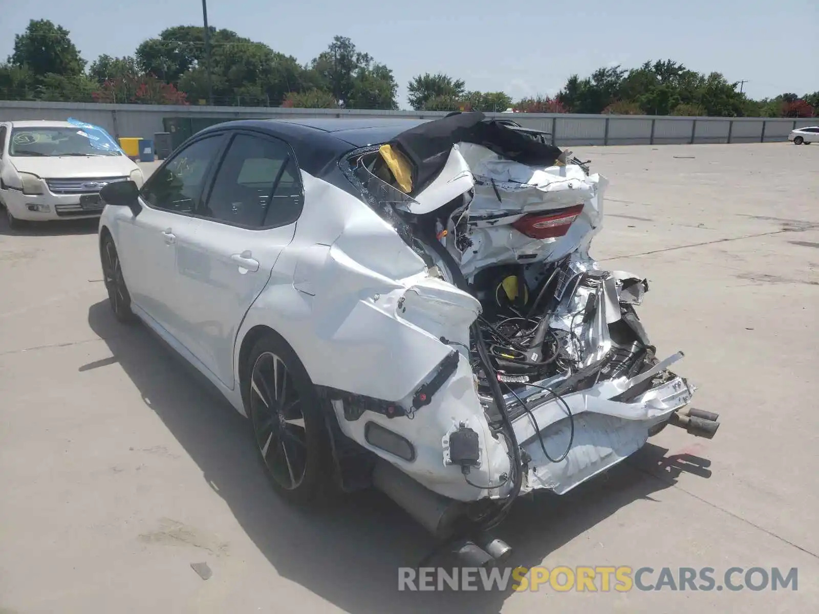 3 Photograph of a damaged car 4T1K61AK5LU352688 TOYOTA CAMRY 2020