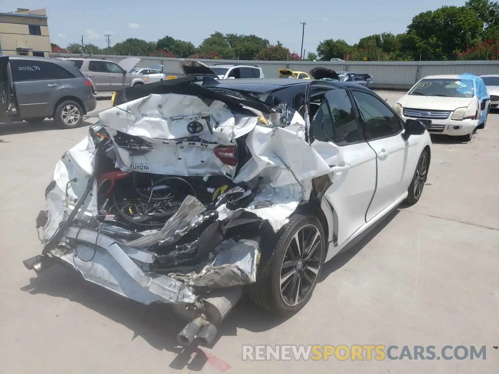 4 Photograph of a damaged car 4T1K61AK5LU352688 TOYOTA CAMRY 2020