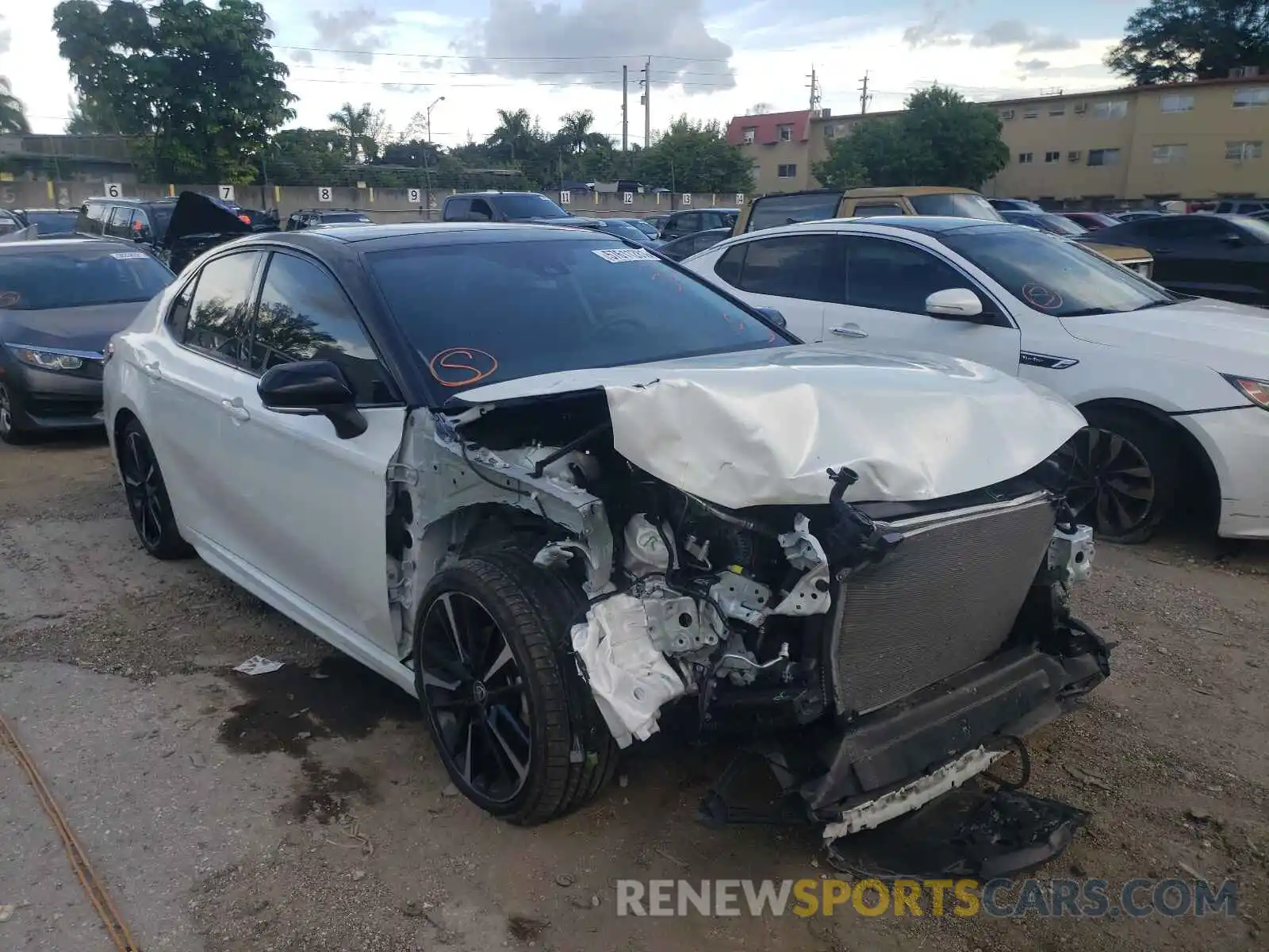 1 Photograph of a damaged car 4T1K61AK5LU371614 TOYOTA CAMRY 2020