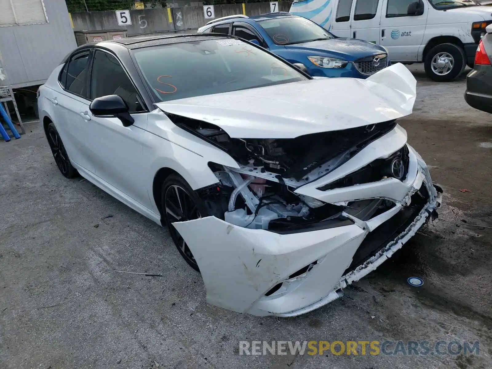 1 Photograph of a damaged car 4T1K61AK6LU348603 TOYOTA CAMRY 2020