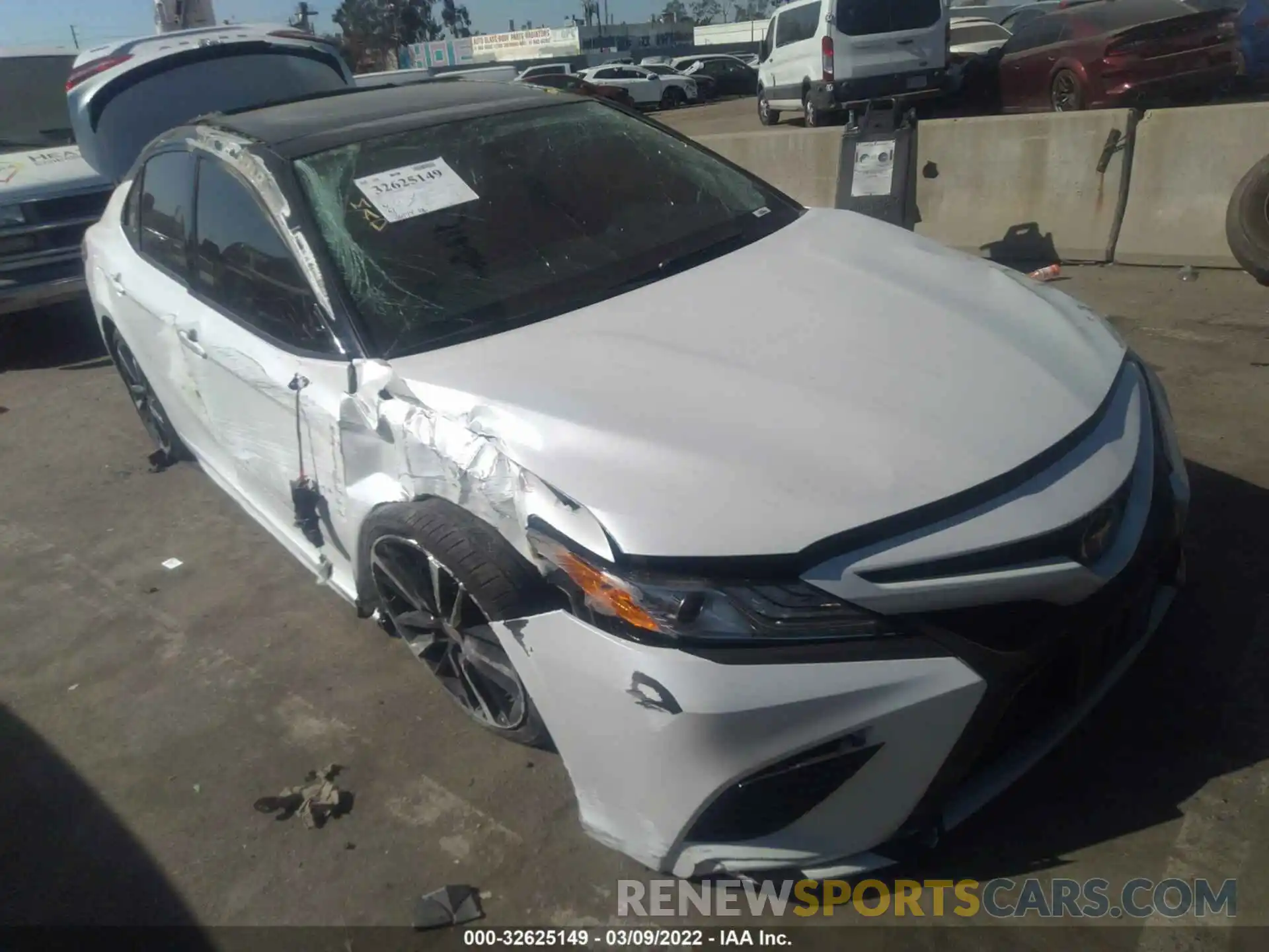 1 Photograph of a damaged car 4T1K61AK6LU372030 TOYOTA CAMRY 2020