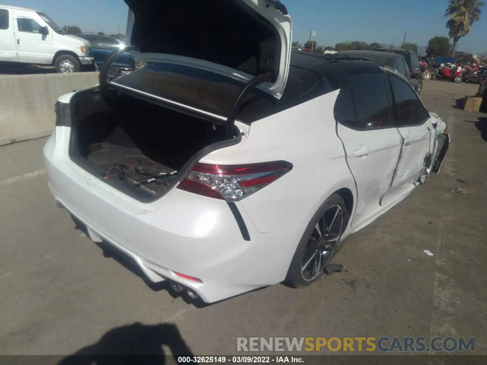 4 Photograph of a damaged car 4T1K61AK6LU372030 TOYOTA CAMRY 2020