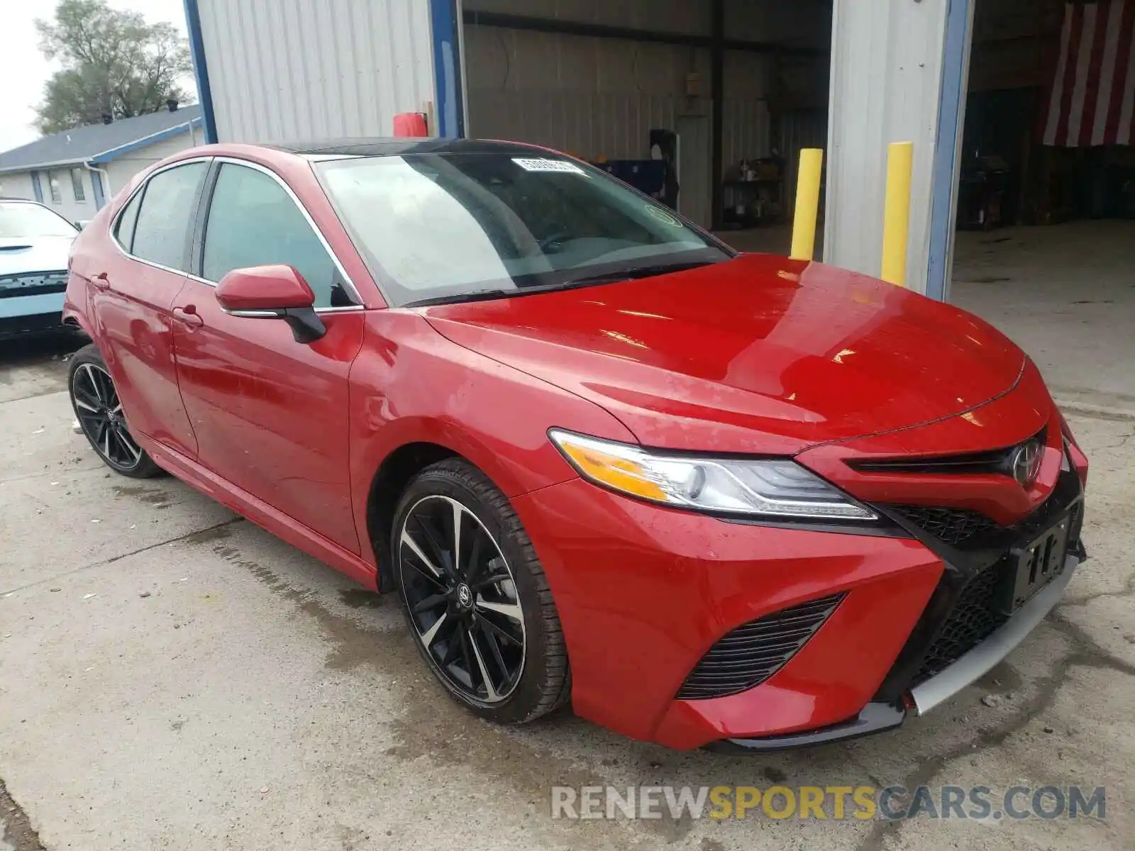 1 Photograph of a damaged car 4T1K61AK7LU320504 TOYOTA CAMRY 2020