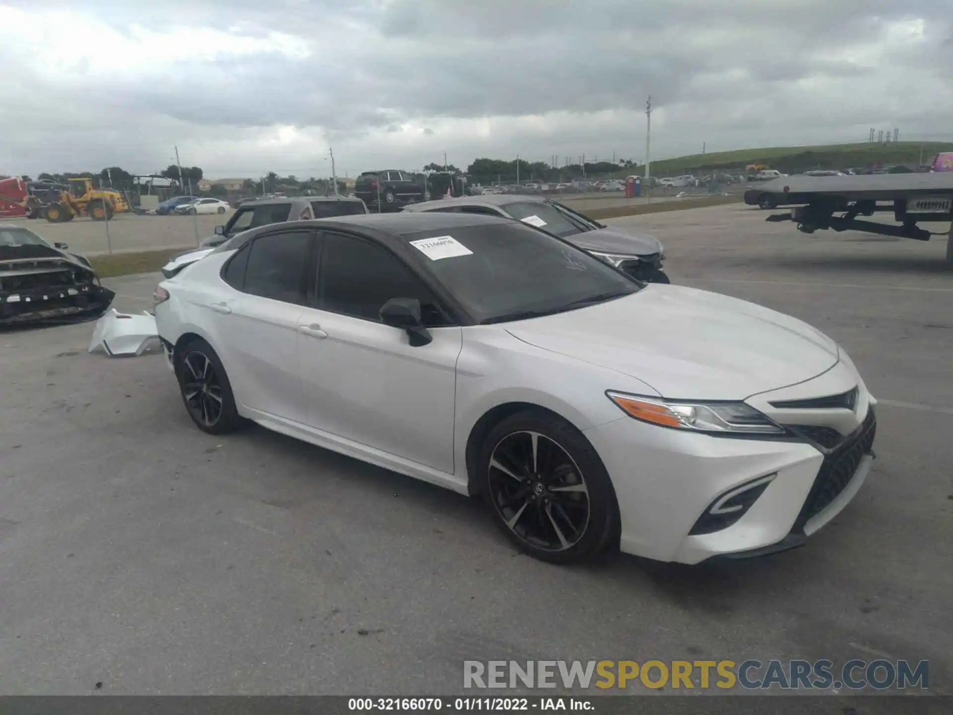 1 Photograph of a damaged car 4T1K61AK7LU341031 TOYOTA CAMRY 2020