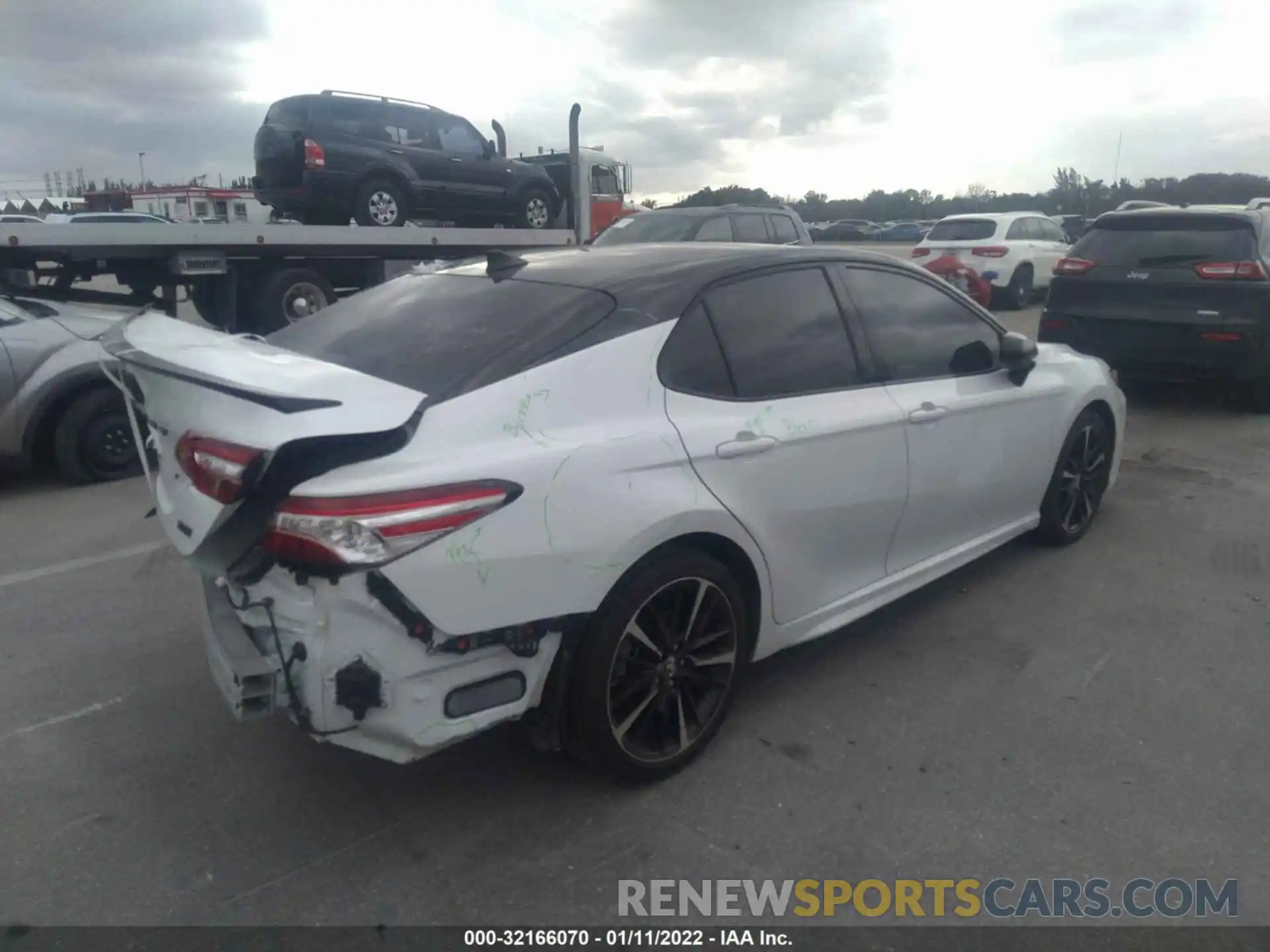 4 Photograph of a damaged car 4T1K61AK7LU341031 TOYOTA CAMRY 2020