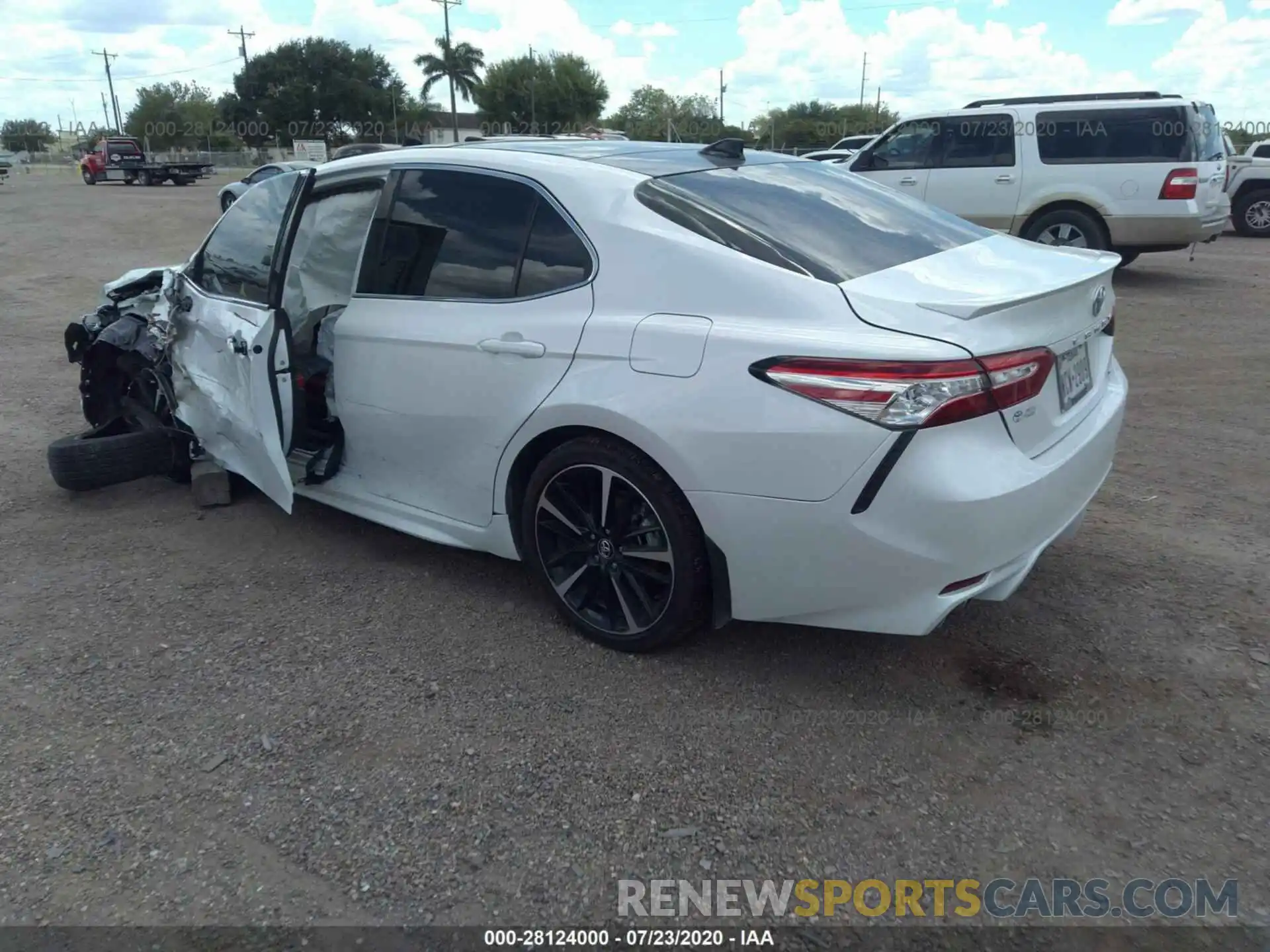 3 Photograph of a damaged car 4T1K61AK8LU934171 TOYOTA CAMRY 2020