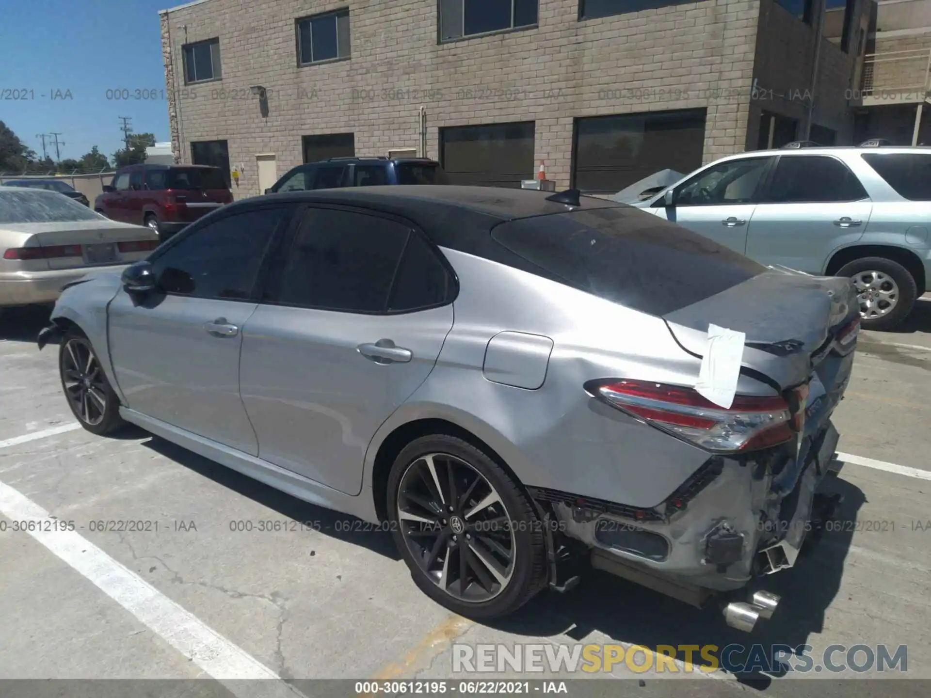 3 Photograph of a damaged car 4T1K61AK9LU370384 TOYOTA CAMRY 2020