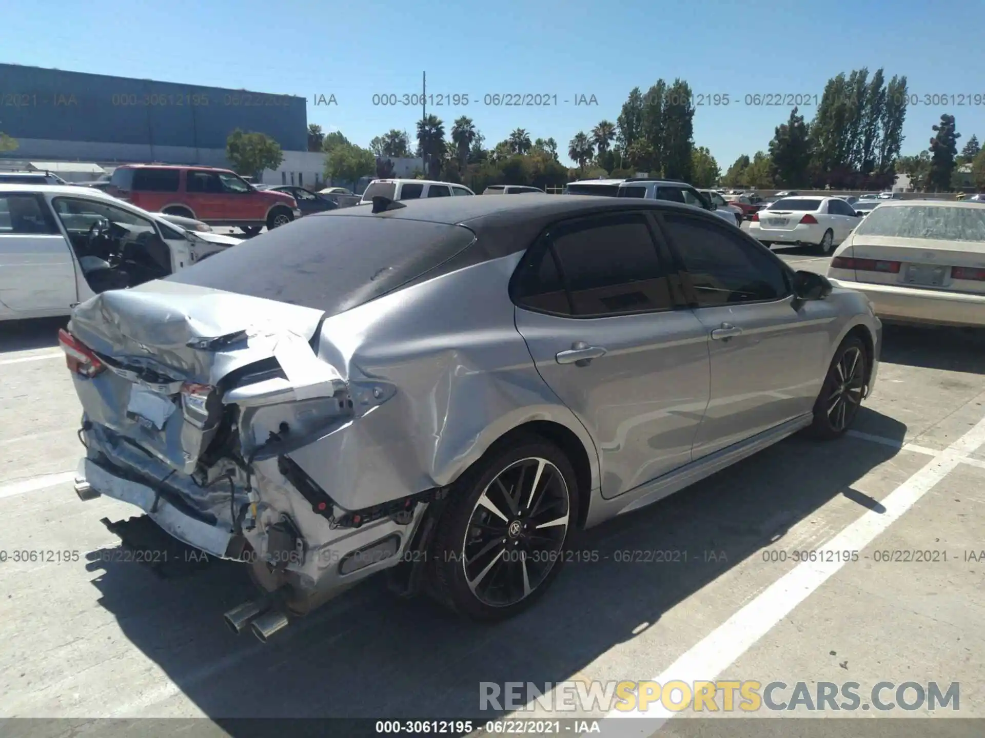 4 Photograph of a damaged car 4T1K61AK9LU370384 TOYOTA CAMRY 2020