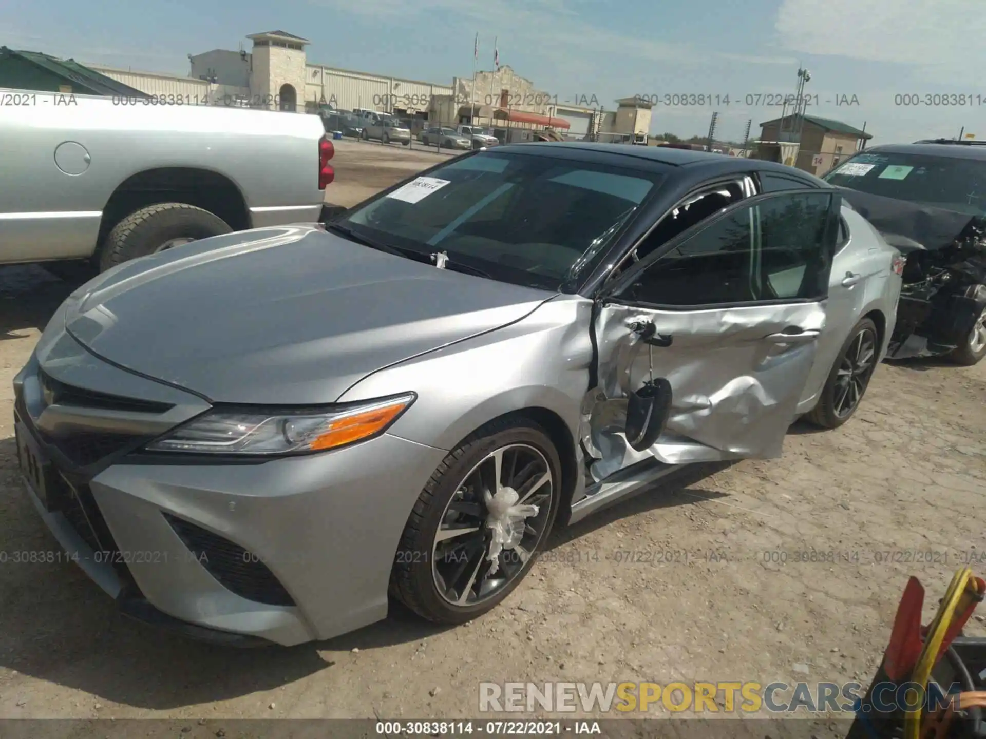 2 Photograph of a damaged car 4T1K61AKXLU305656 TOYOTA CAMRY 2020