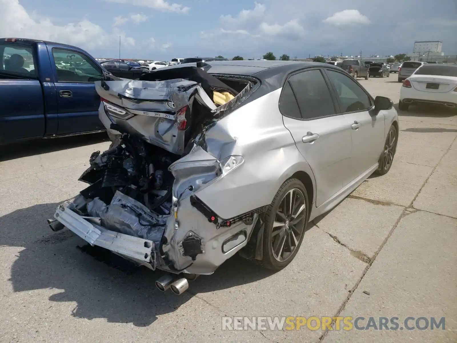 4 Photograph of a damaged car 4T1K61AKXLU352301 TOYOTA CAMRY 2020