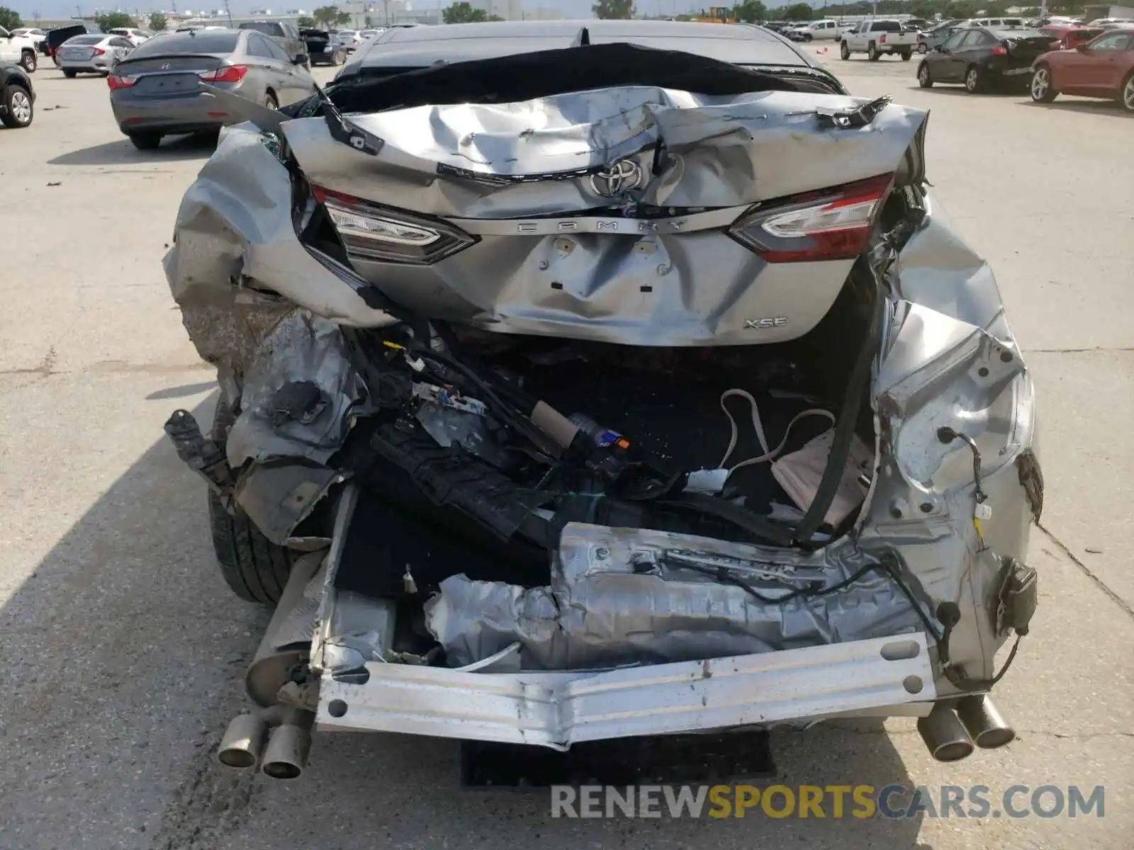 9 Photograph of a damaged car 4T1K61AKXLU352301 TOYOTA CAMRY 2020