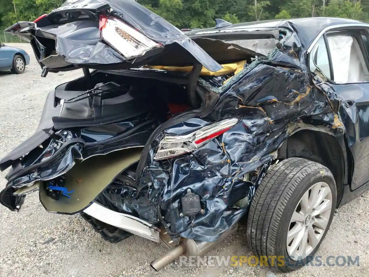 10 Photograph of a damaged car 4T1L11AK1LU887293 TOYOTA CAMRY 2020