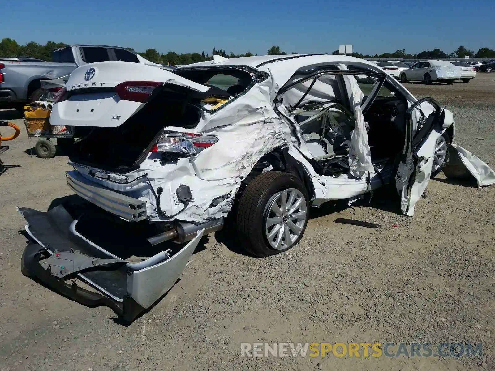 4 Photograph of a damaged car 4T1L11AK3LU947624 TOYOTA CAMRY 2020