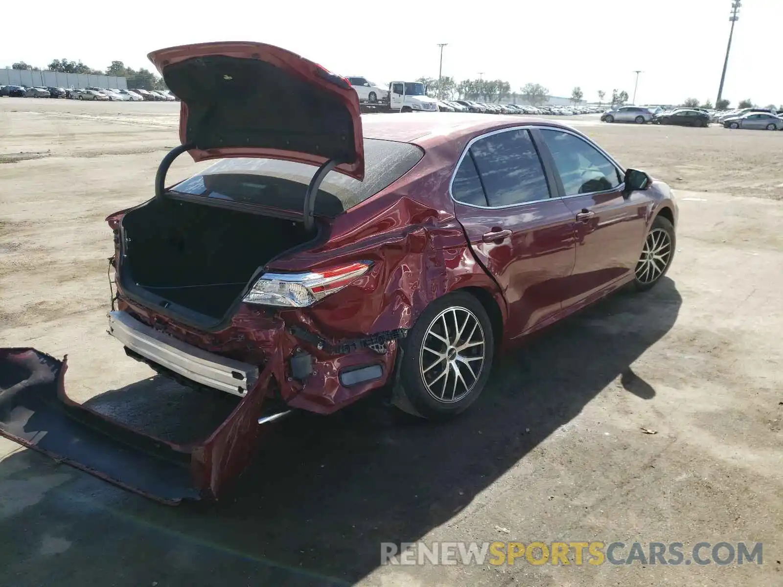 4 Photograph of a damaged car 4T1L11AK8LU336391 TOYOTA CAMRY 2020