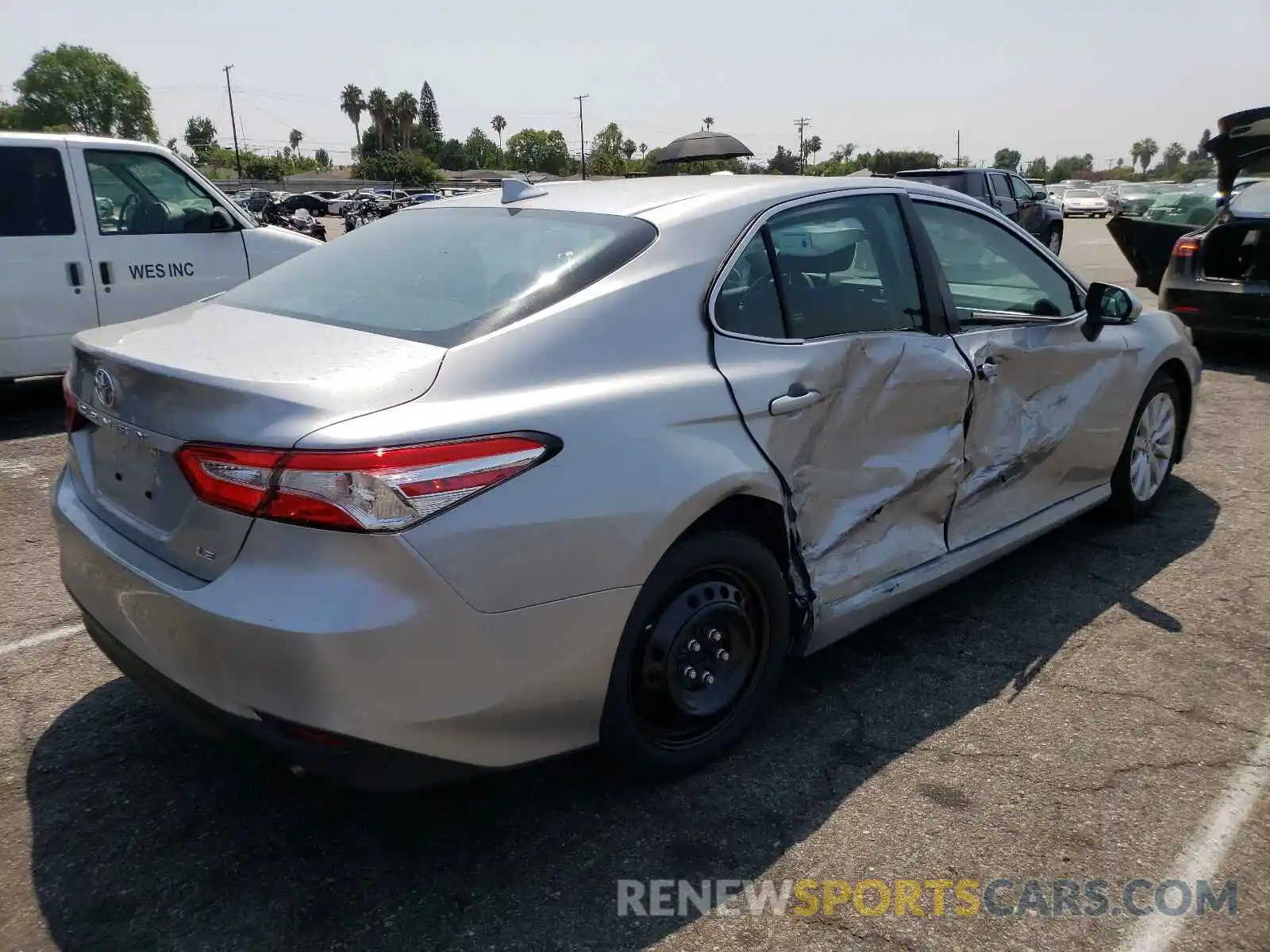 4 Photograph of a damaged car 4T1L11AK9LU935350 TOYOTA CAMRY 2020