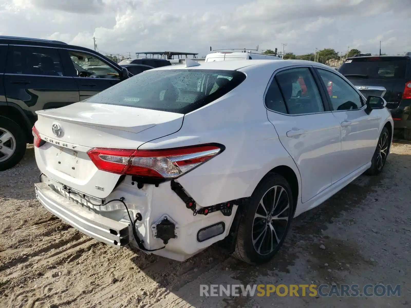 4 Photograph of a damaged car 4T1M11AK0LU860848 TOYOTA CAMRY 2020