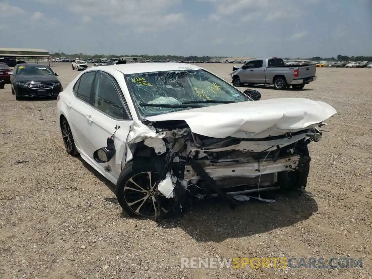 1 Photograph of a damaged car 4T1M11AK0LU946631 TOYOTA CAMRY 2020