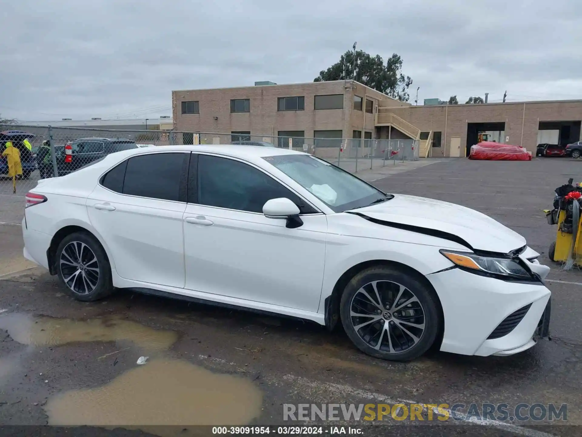 13 Photograph of a damaged car 4T1M11AK1LU389373 TOYOTA CAMRY 2020