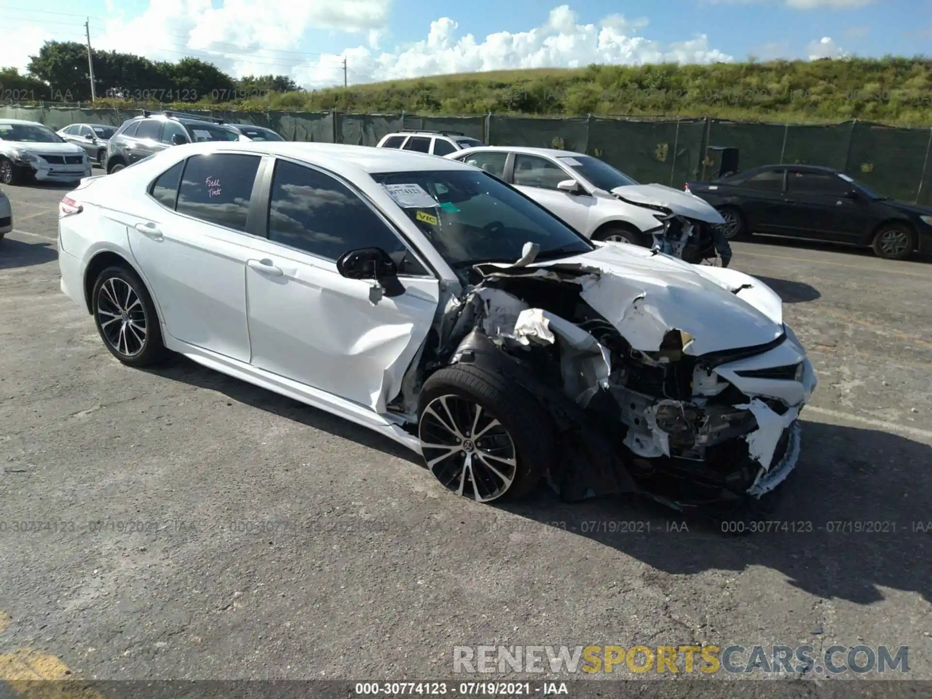 1 Photograph of a damaged car 4T1M11AK1LU912441 TOYOTA CAMRY 2020