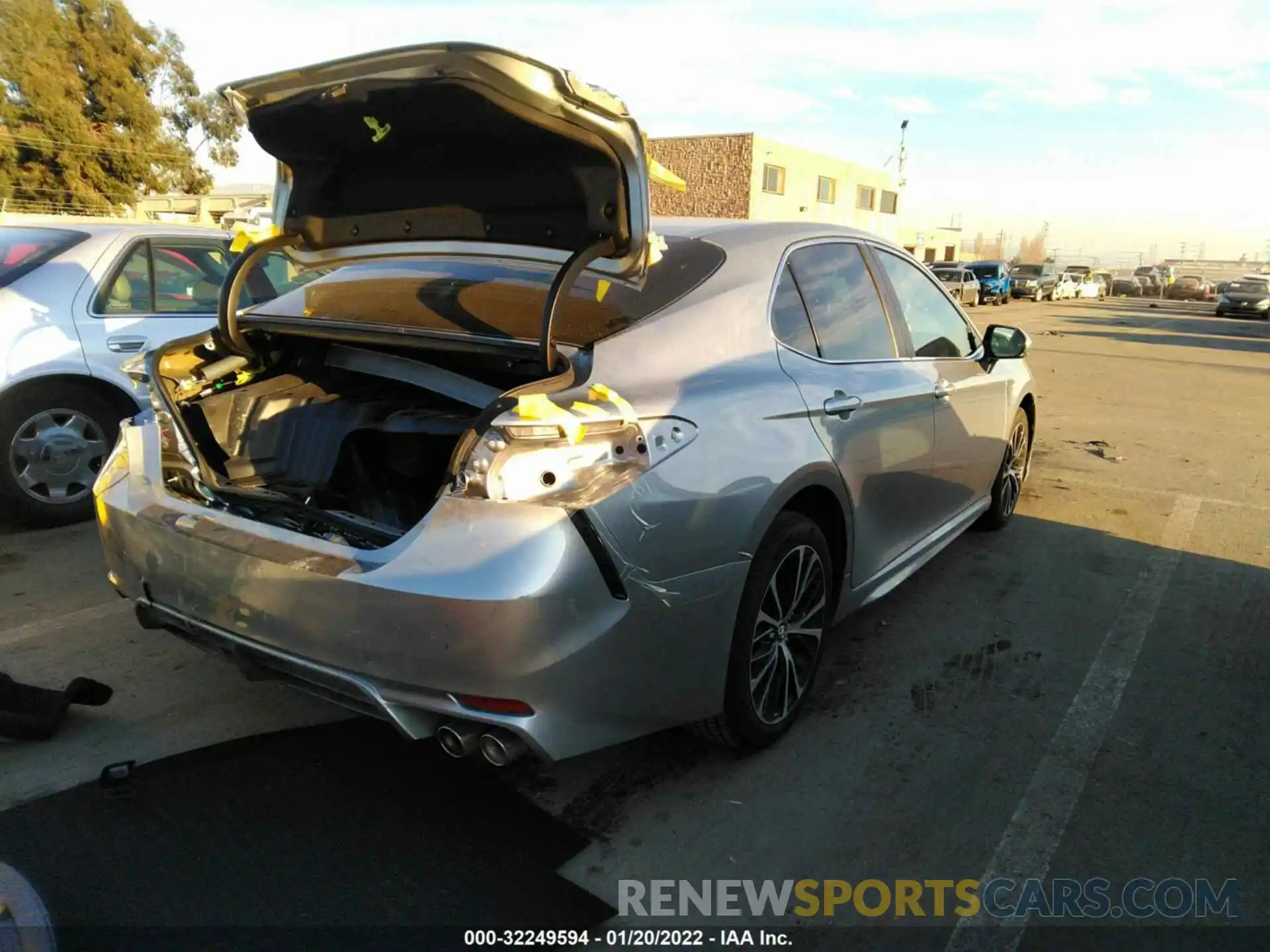 4 Photograph of a damaged car 4T1M11AK1LU935864 TOYOTA CAMRY 2020