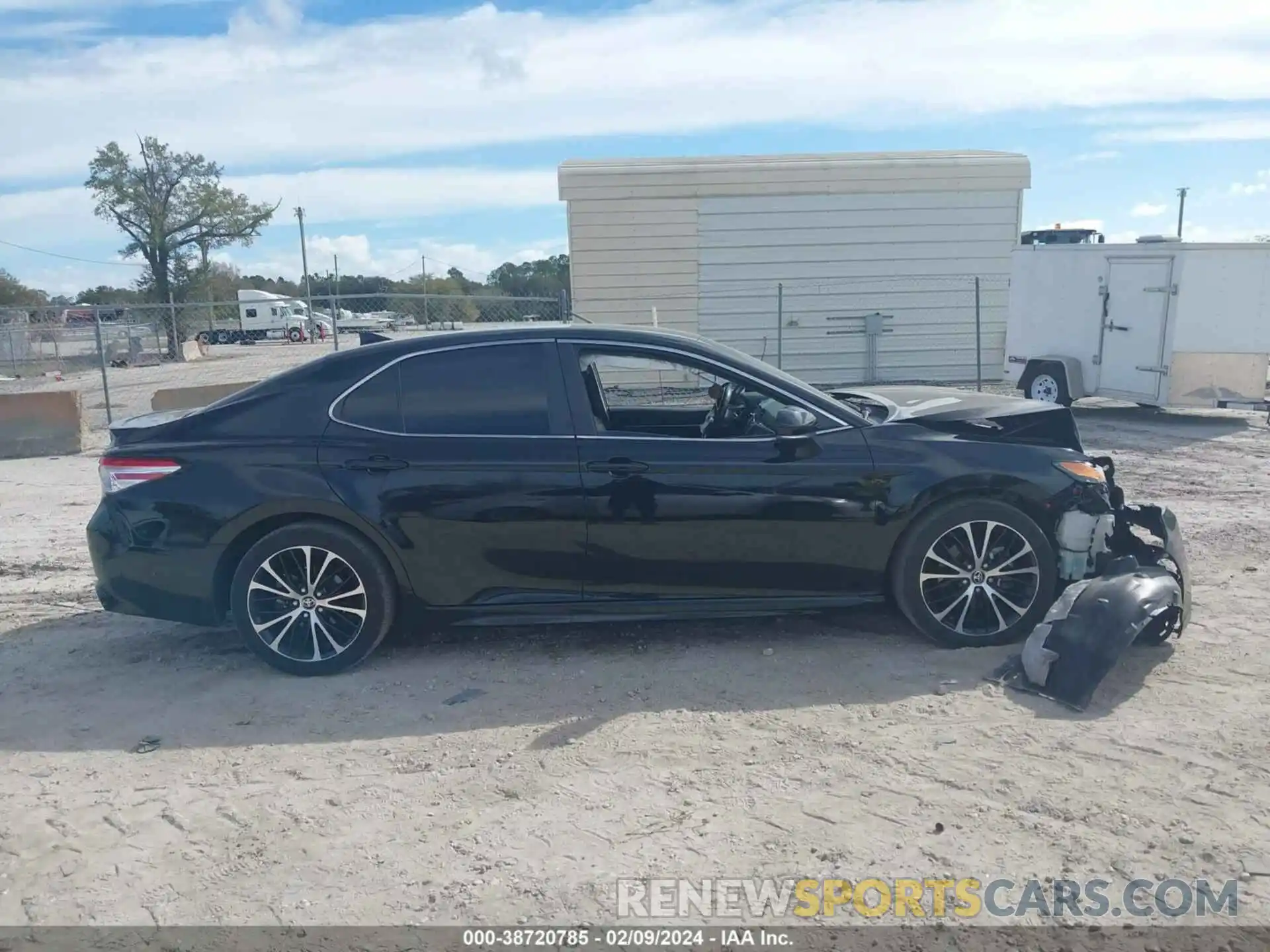 13 Photograph of a damaged car 4T1M11AK1LU991402 TOYOTA CAMRY 2020