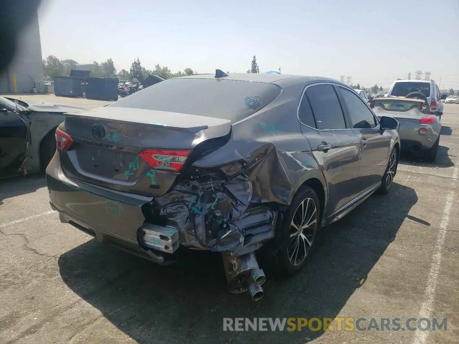 4 Photograph of a damaged car 4T1M11AK2LU389625 TOYOTA CAMRY 2020