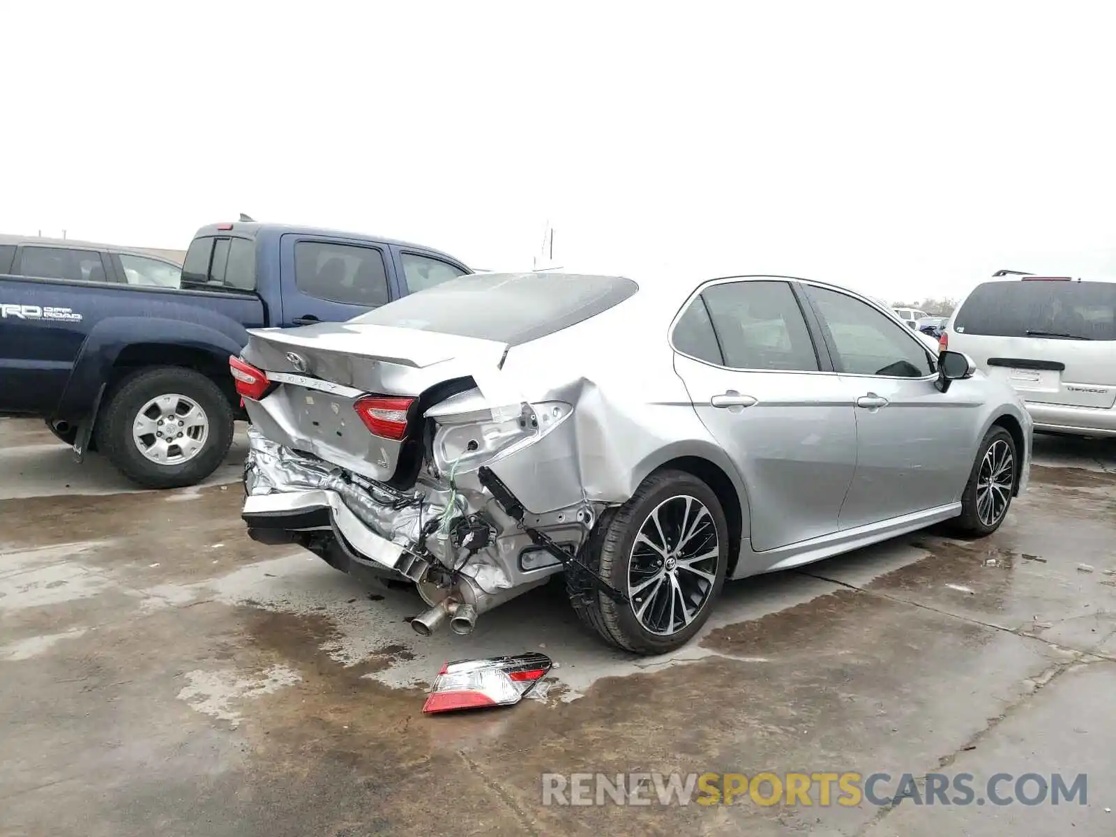 4 Photograph of a damaged car 4T1M11AK2LU920466 TOYOTA CAMRY 2020