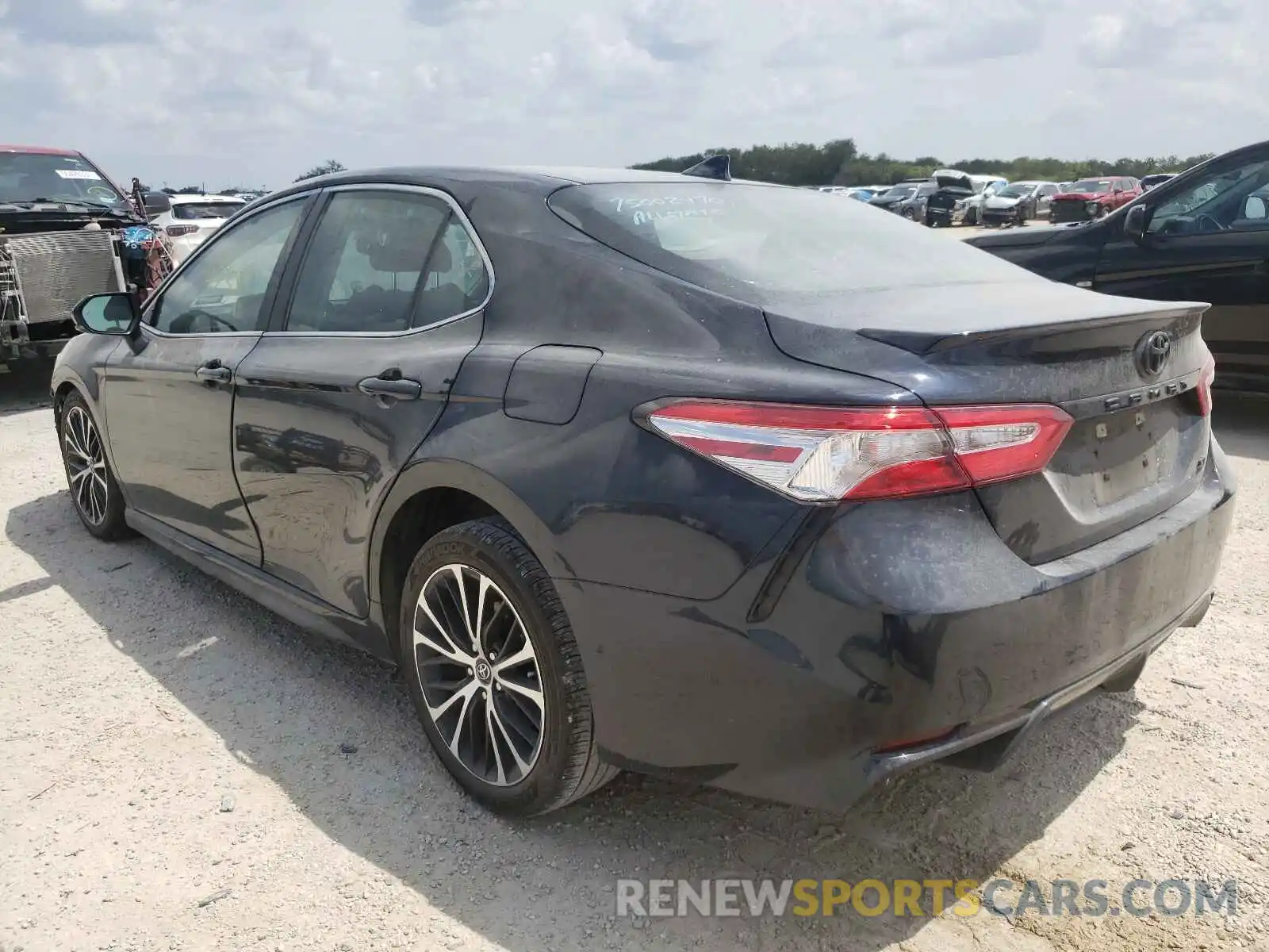 3 Photograph of a damaged car 4T1M11AK2LU925568 TOYOTA CAMRY 2020