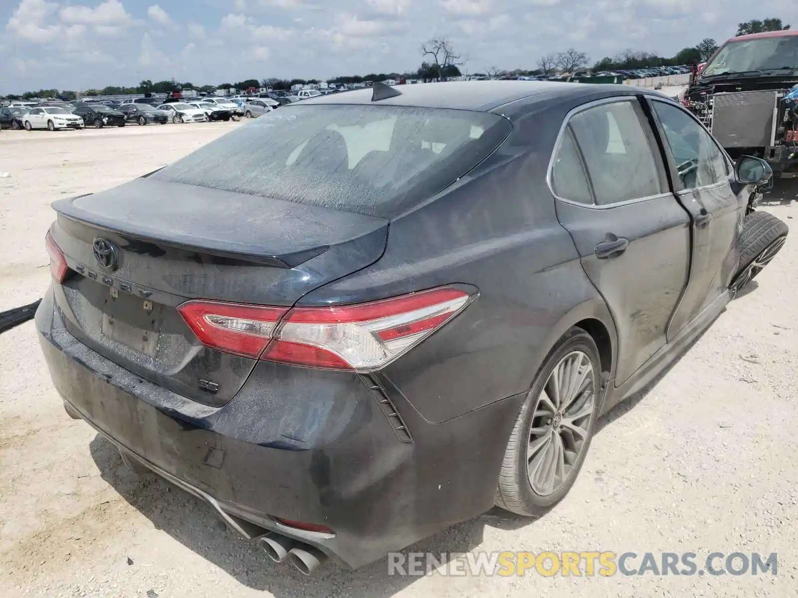 4 Photograph of a damaged car 4T1M11AK2LU925568 TOYOTA CAMRY 2020