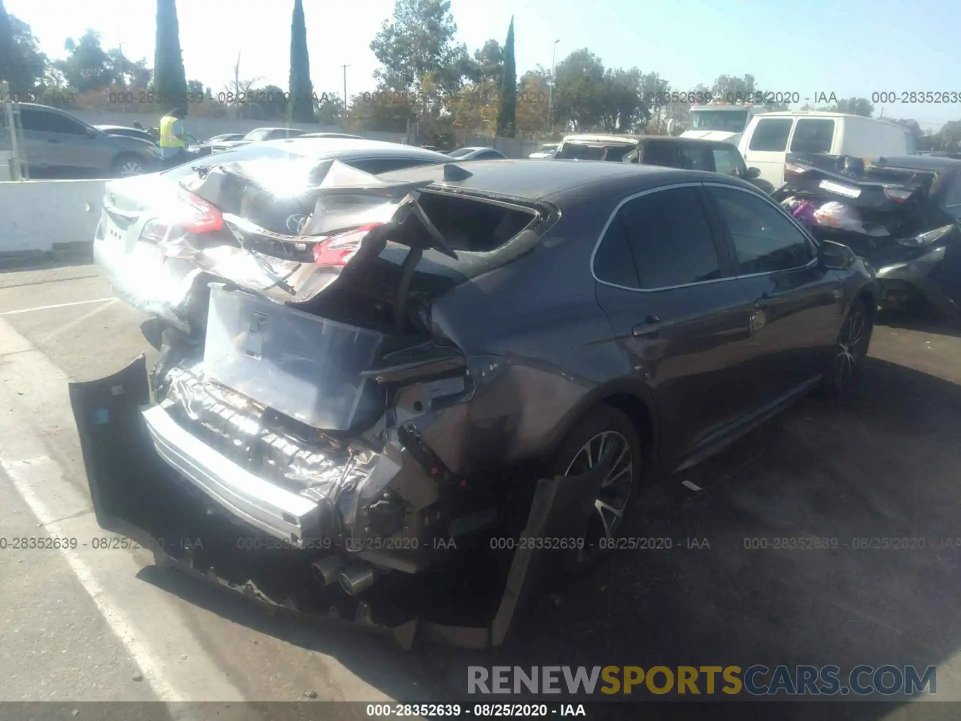 4 Photograph of a damaged car 4T1M11AK2LU939275 TOYOTA CAMRY 2020