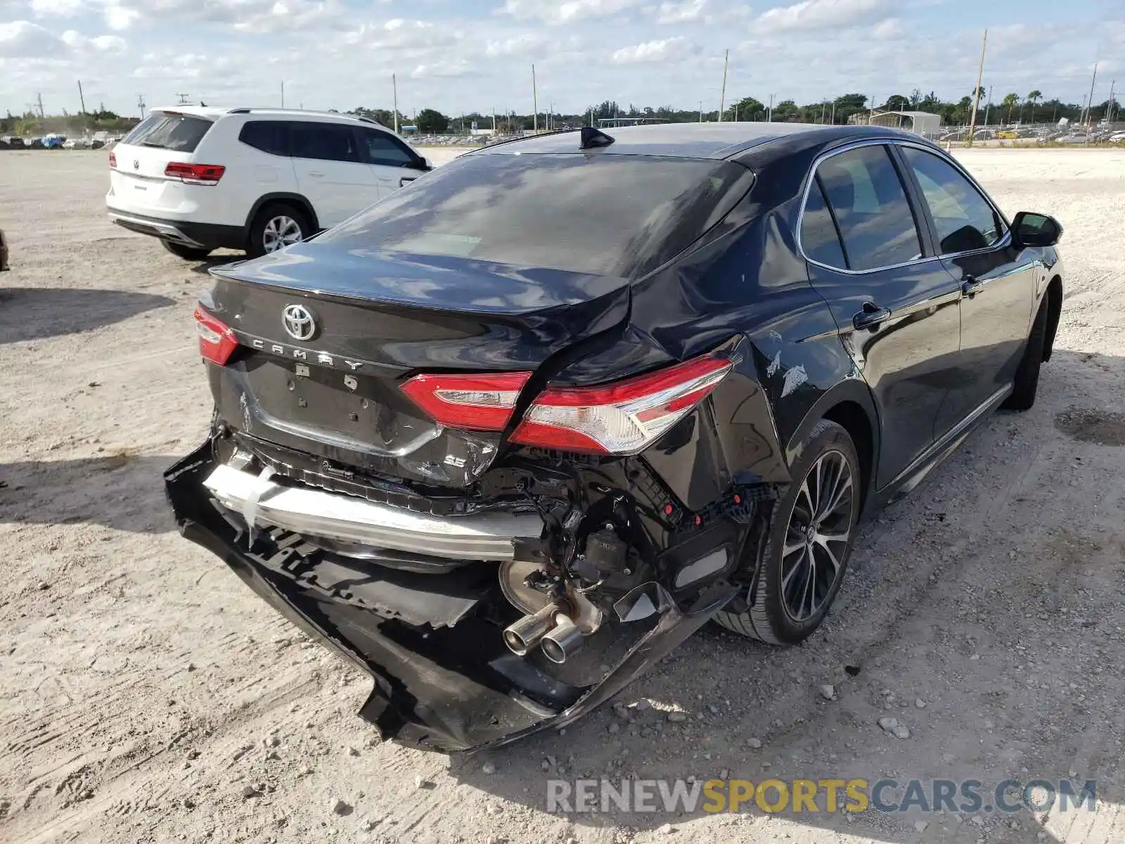 4 Photograph of a damaged car 4T1M11AK3LU898901 TOYOTA CAMRY 2020