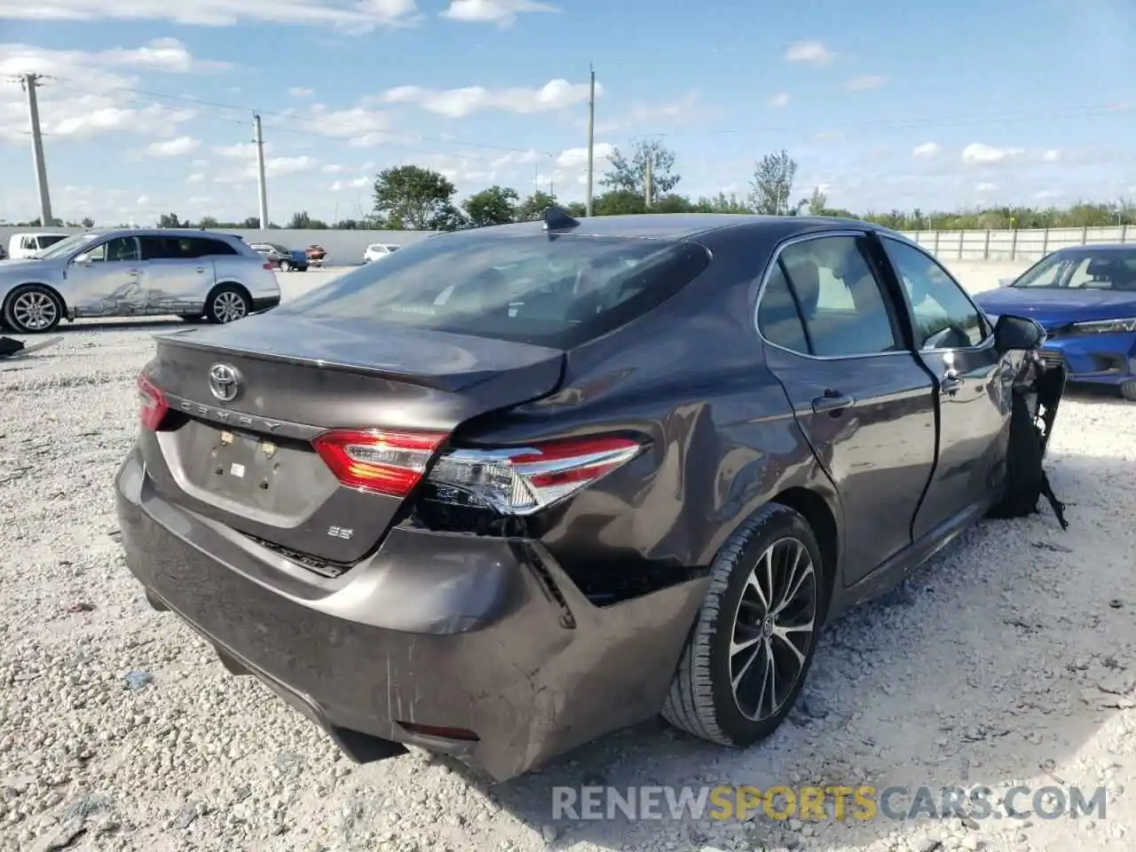 4 Photograph of a damaged car 4T1M11AK3LU904387 TOYOTA CAMRY 2020