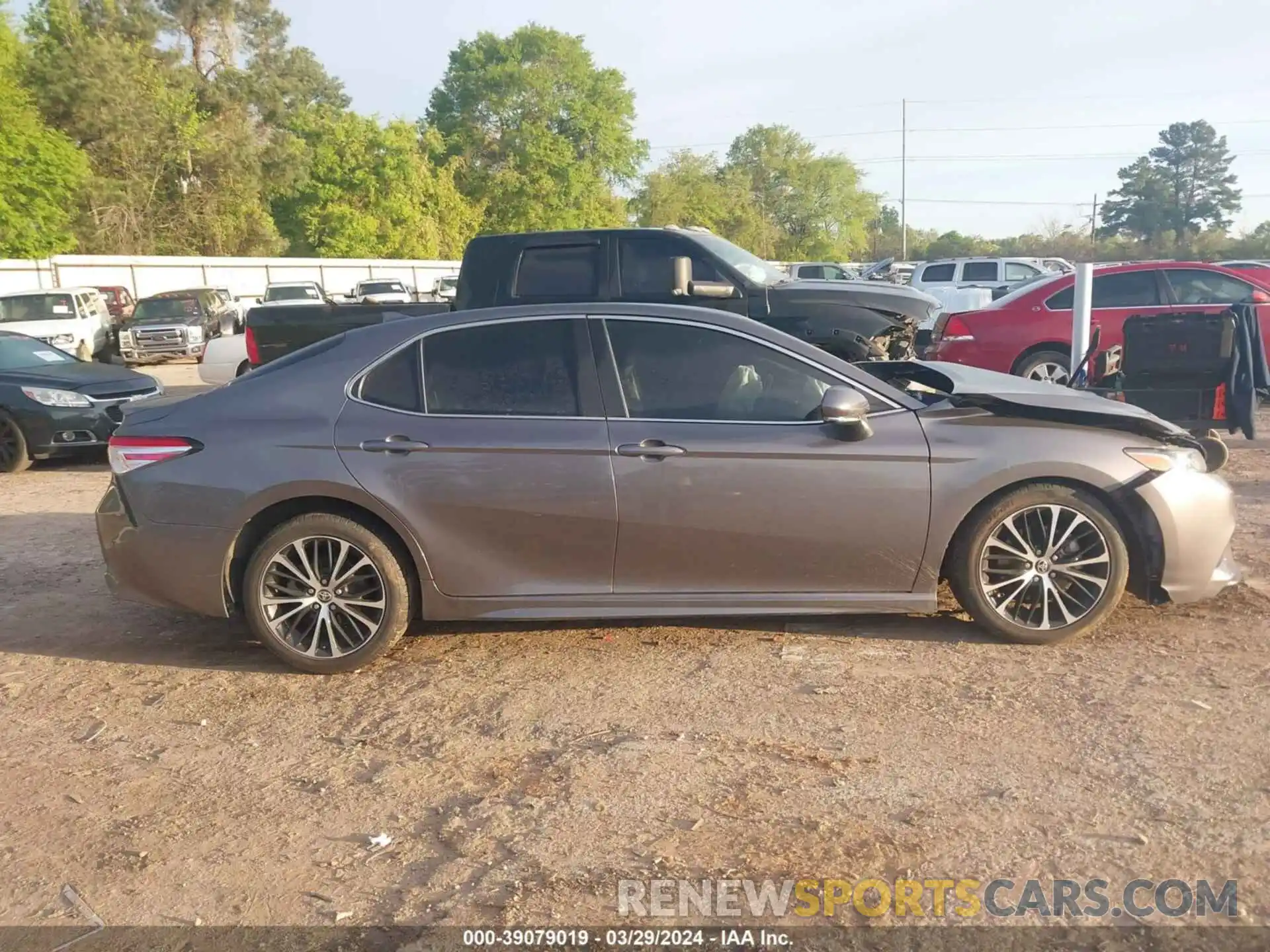 13 Photograph of a damaged car 4T1M11AK3LU985990 TOYOTA CAMRY 2020