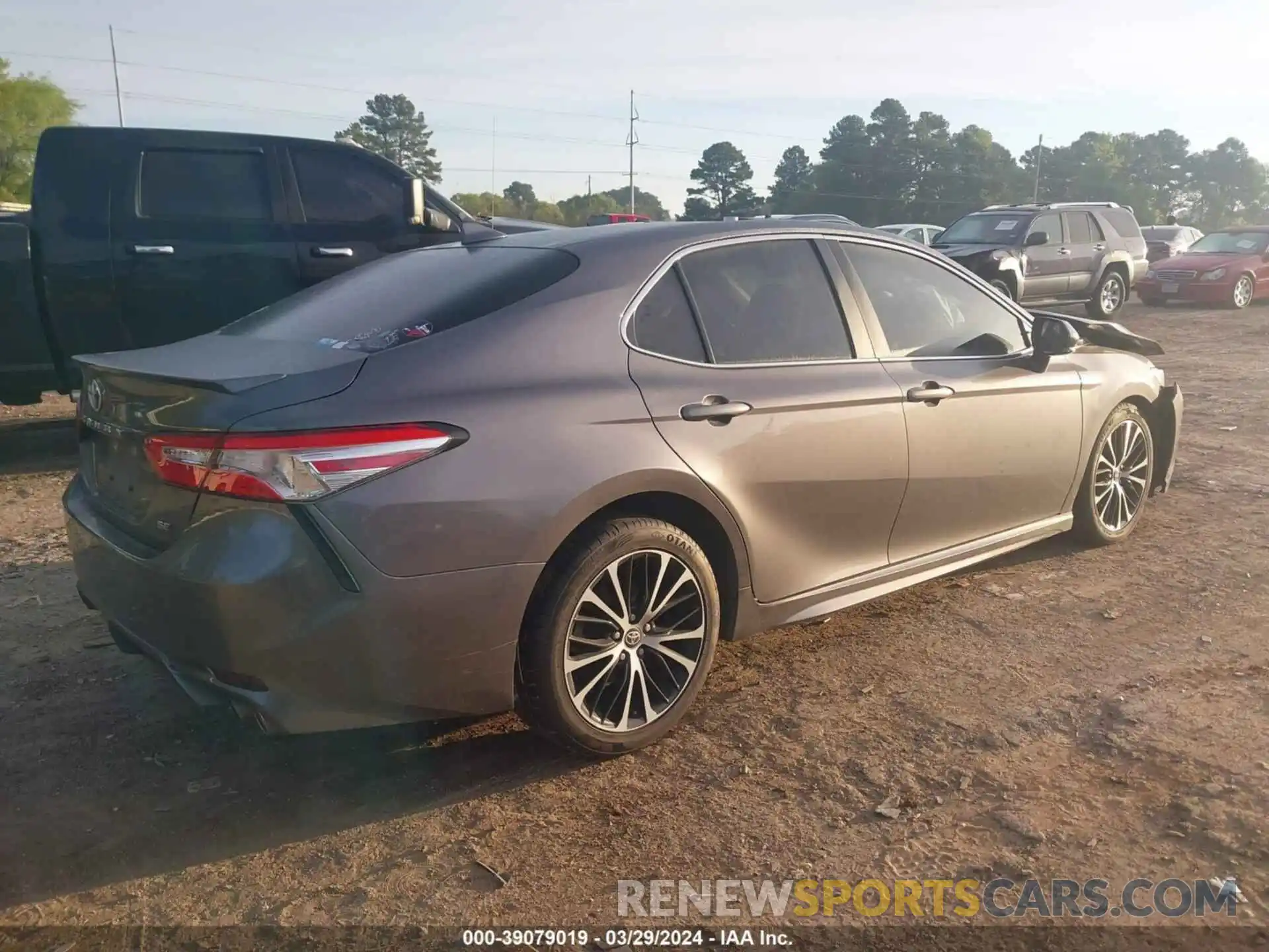 4 Photograph of a damaged car 4T1M11AK3LU985990 TOYOTA CAMRY 2020