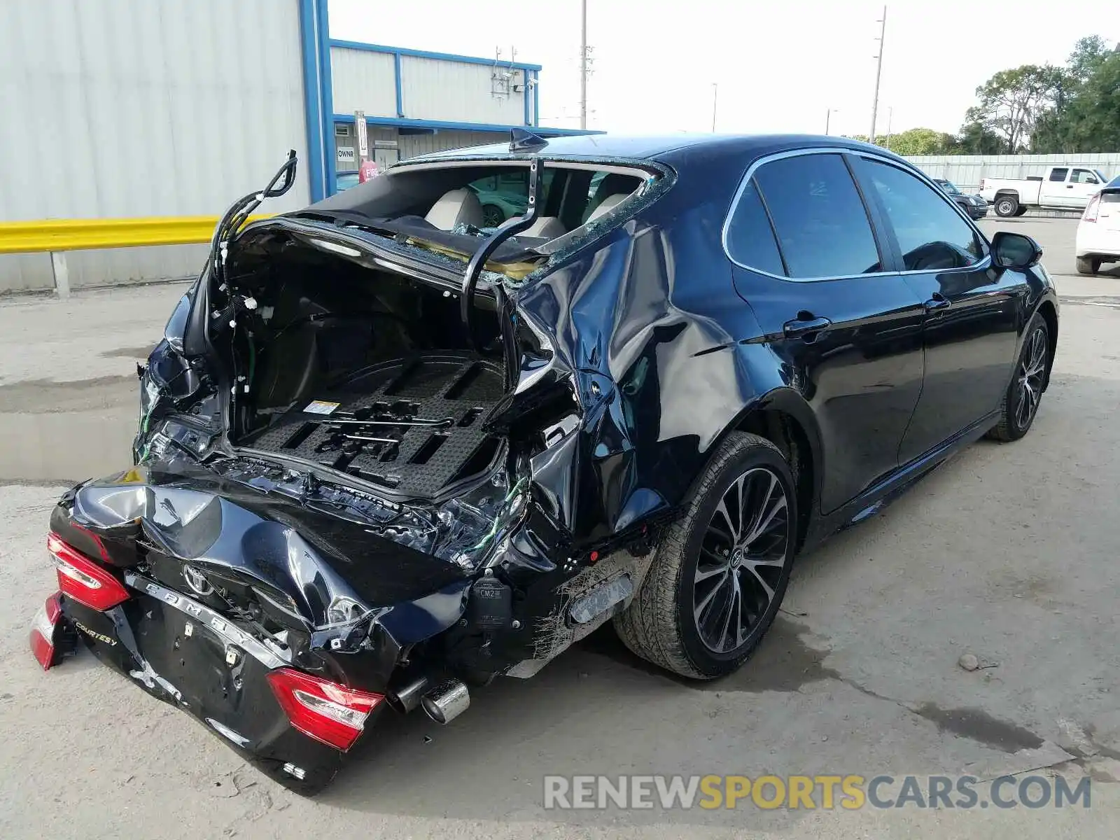 4 Photograph of a damaged car 4T1M11AK4LU319513 TOYOTA CAMRY 2020