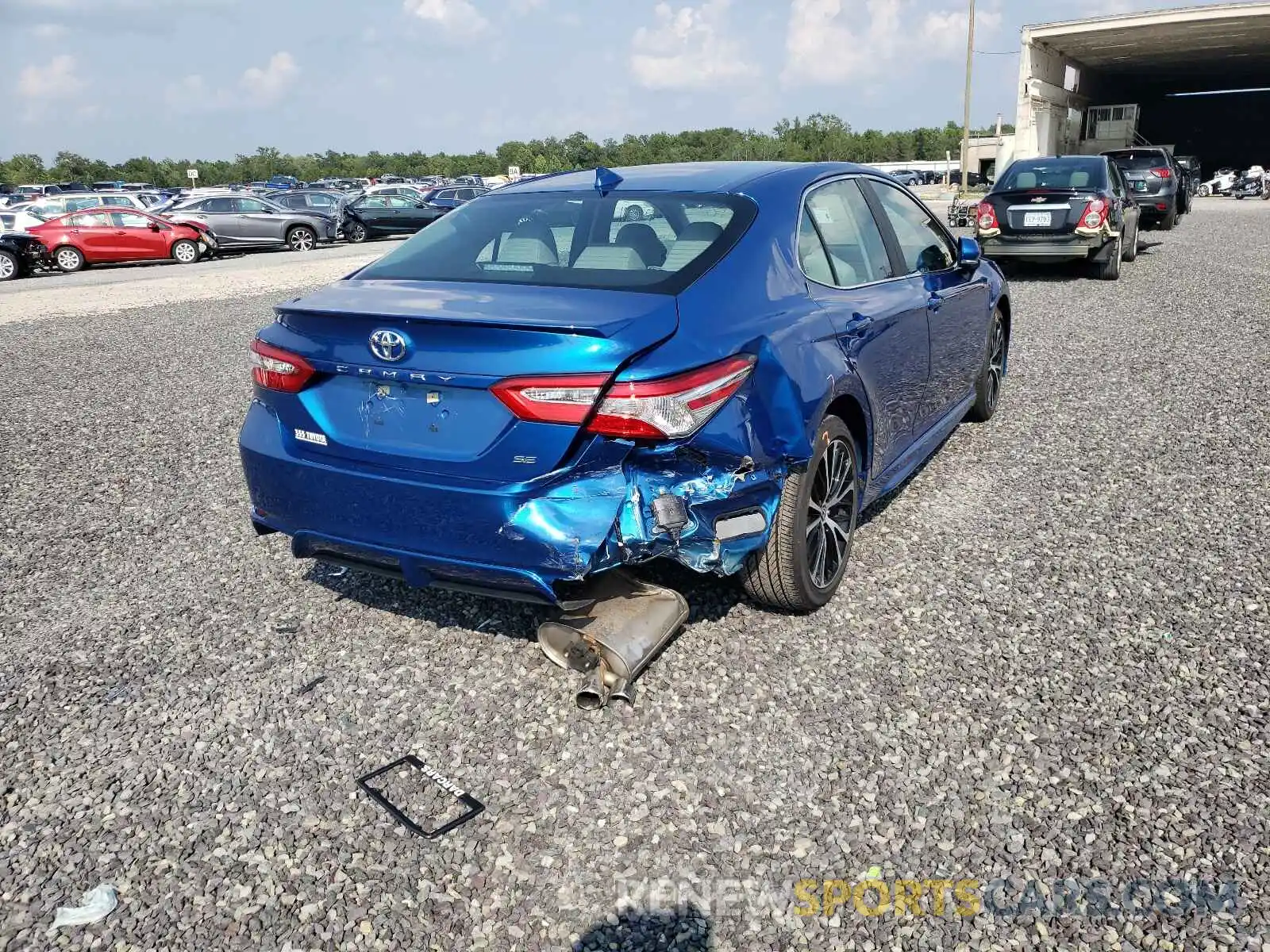 4 Photograph of a damaged car 4T1M11AK4LU401340 TOYOTA CAMRY 2020