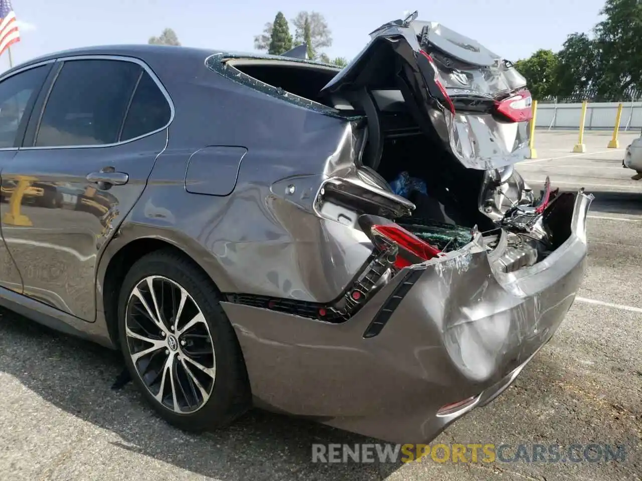 9 Photograph of a damaged car 4T1M11AK4LU924423 TOYOTA CAMRY 2020