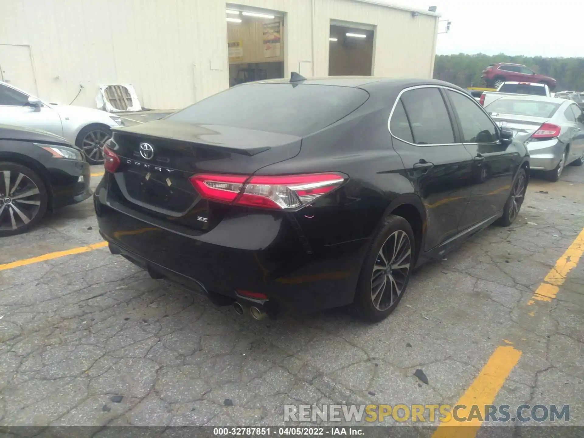 4 Photograph of a damaged car 4T1M11AK4LU974965 TOYOTA CAMRY 2020