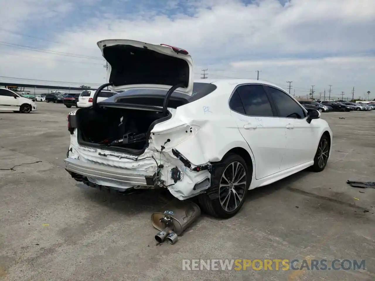 4 Photograph of a damaged car 4T1M11AK5LU510924 TOYOTA CAMRY 2020