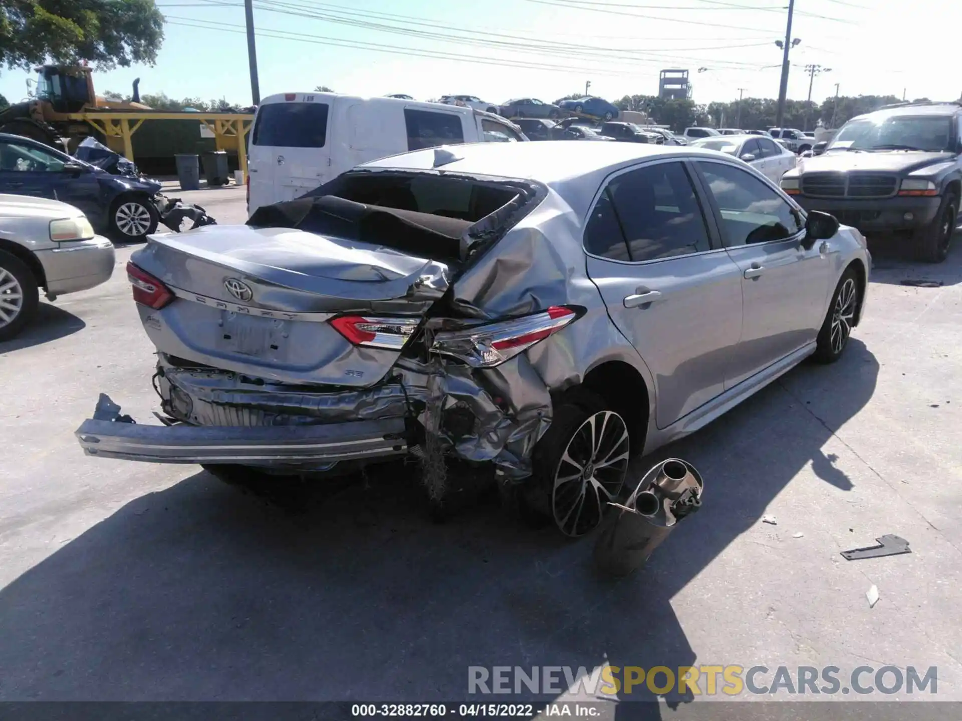 4 Photograph of a damaged car 4T1M11AK5LU885678 TOYOTA CAMRY 2020