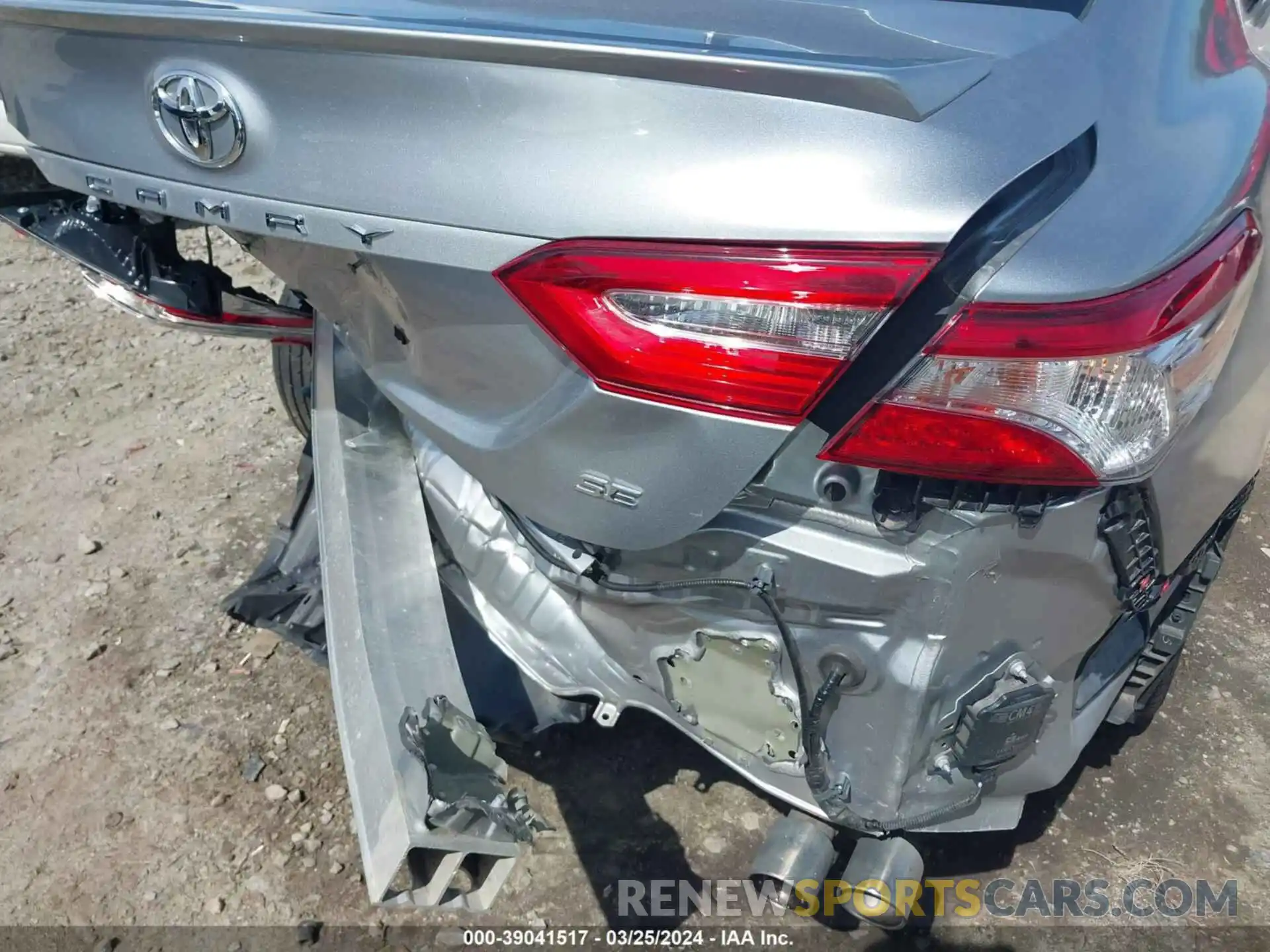 19 Photograph of a damaged car 4T1M11AK5LU948097 TOYOTA CAMRY 2020