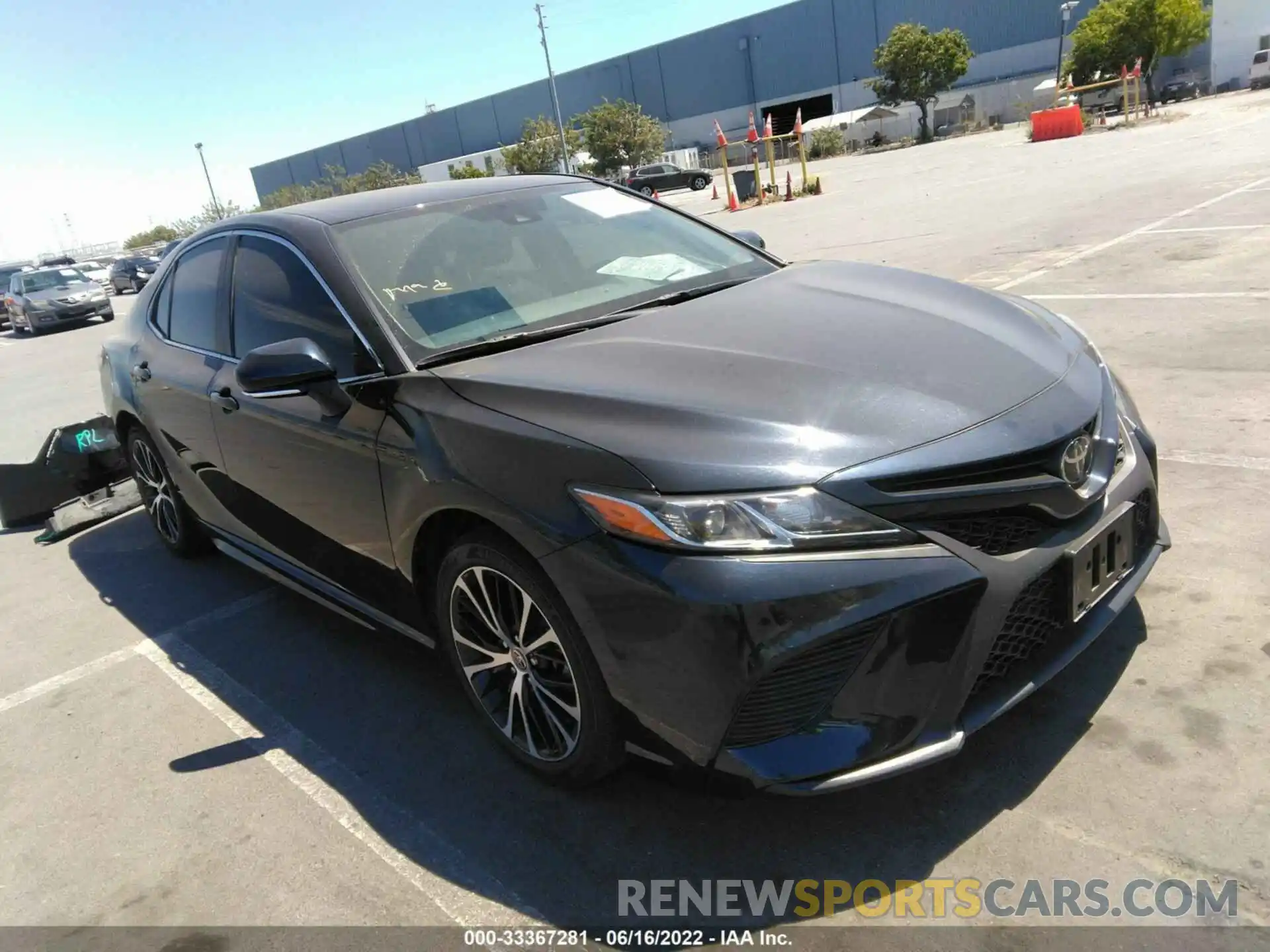 1 Photograph of a damaged car 4T1M11AK5LU975784 TOYOTA CAMRY 2020