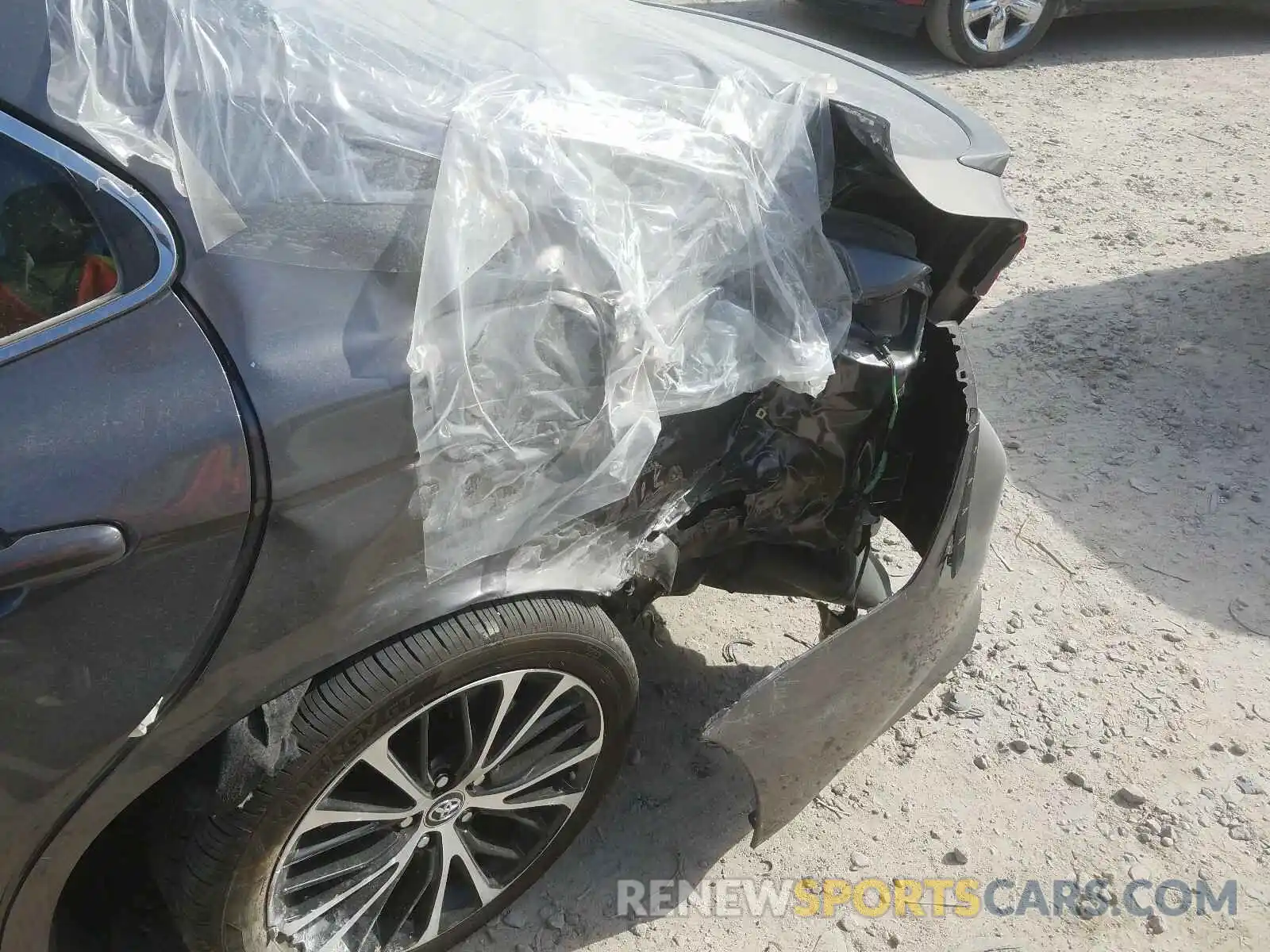 9 Photograph of a damaged car 4T1M11AK6LU870302 TOYOTA CAMRY 2020